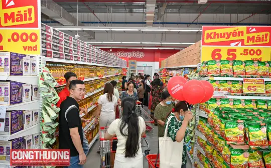 Thị trường hàng hóa ngày Mùng 4 Tết Bính Ngọ: Sức mua ổn định, hệ thống phân phối đồng loạt mở cửa