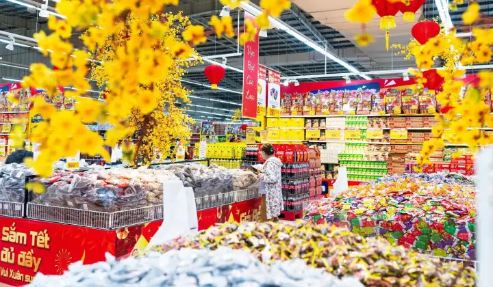 Thị trường hàng hóa ngày Mùng 4 Tết Bính Ngọ: “Nhịp” mua sắm sôi động hơn