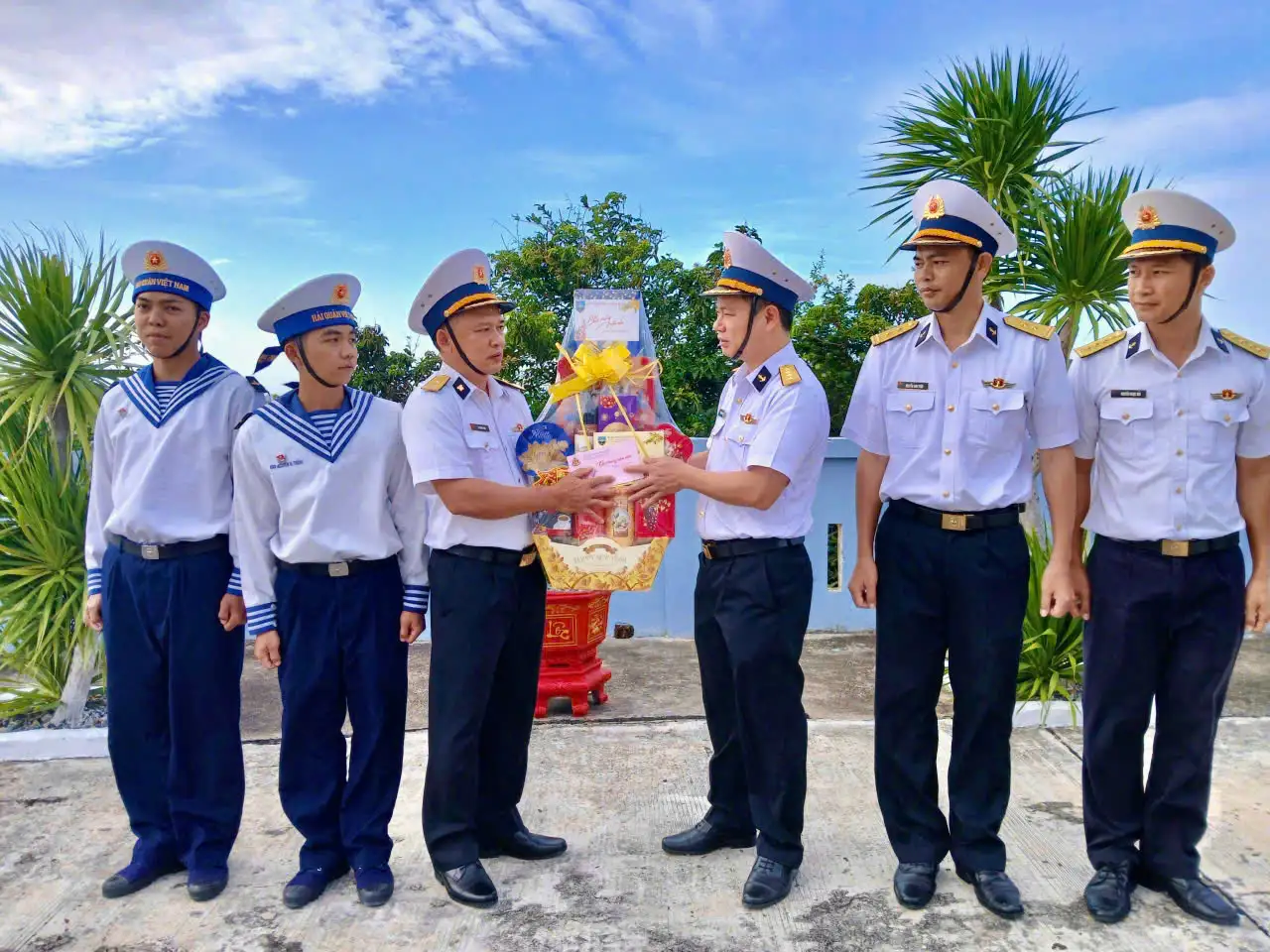 Phó Tư lệnh – TMT Vùng 4 Hải quân kiểm tra và chúc Tết tại các điểm đóng quân lẻ Tiểu đoàn 458