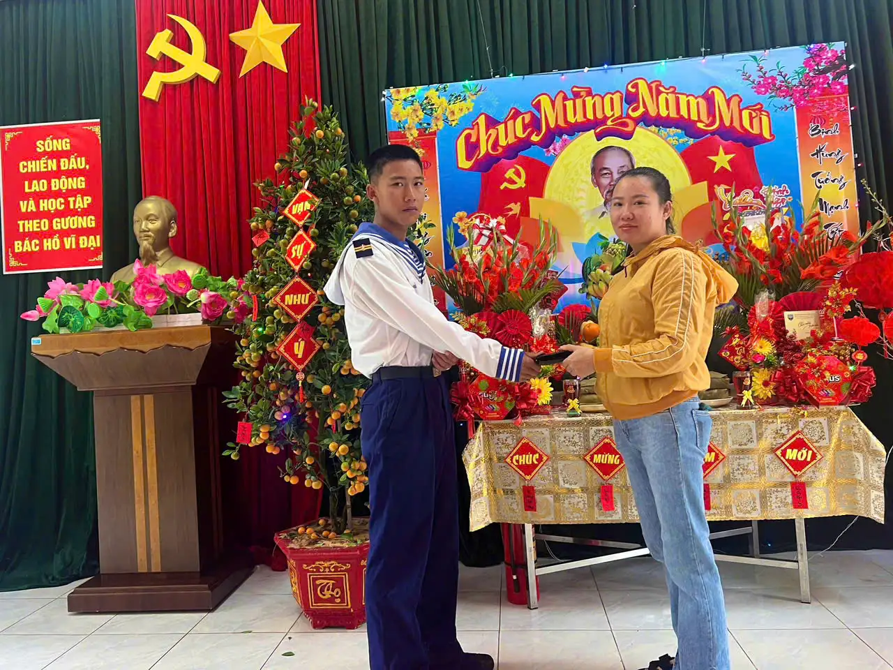 Chiến sĩ Tiểu đoàn 458 Nhặt được của rơi, trả lại cho người đánh mất