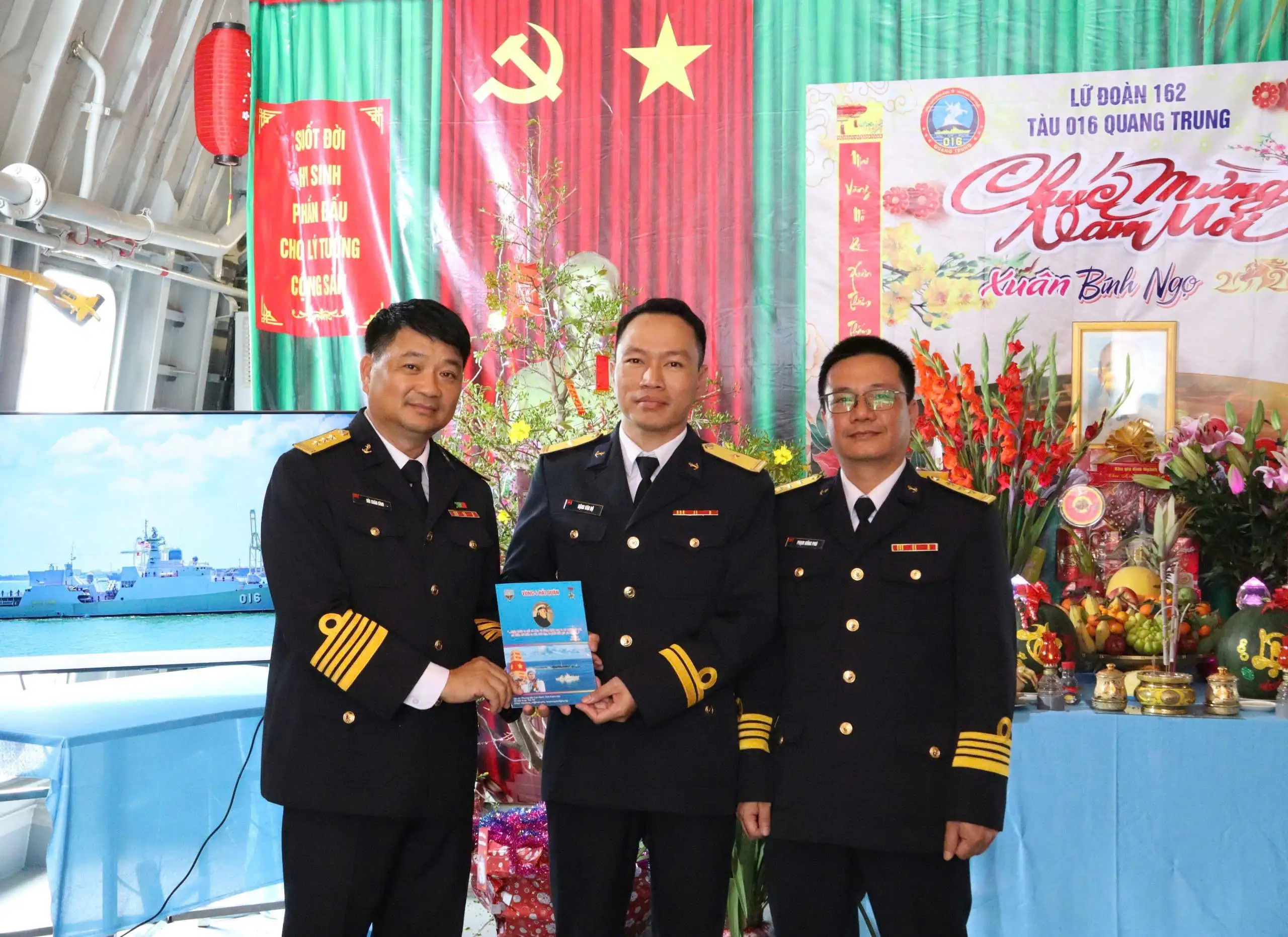 Chính ủy Vùng 4 chúc Tết và động viên tàu 016 chuẩn bị thực hiện nhiệm vụ đối ngoại tại Australia