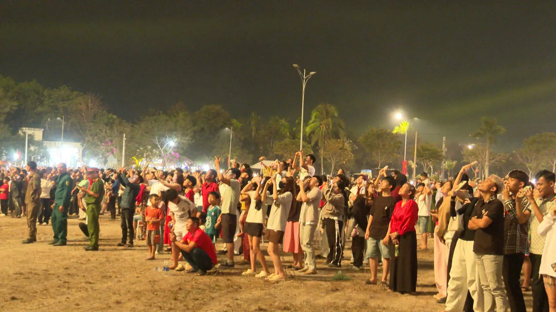 Chơn Thành: Tưng bừng văn nghệ đêm giao thừa và thưởng thức bắn pháo hoa xuân Bính Ngọ năm 2026