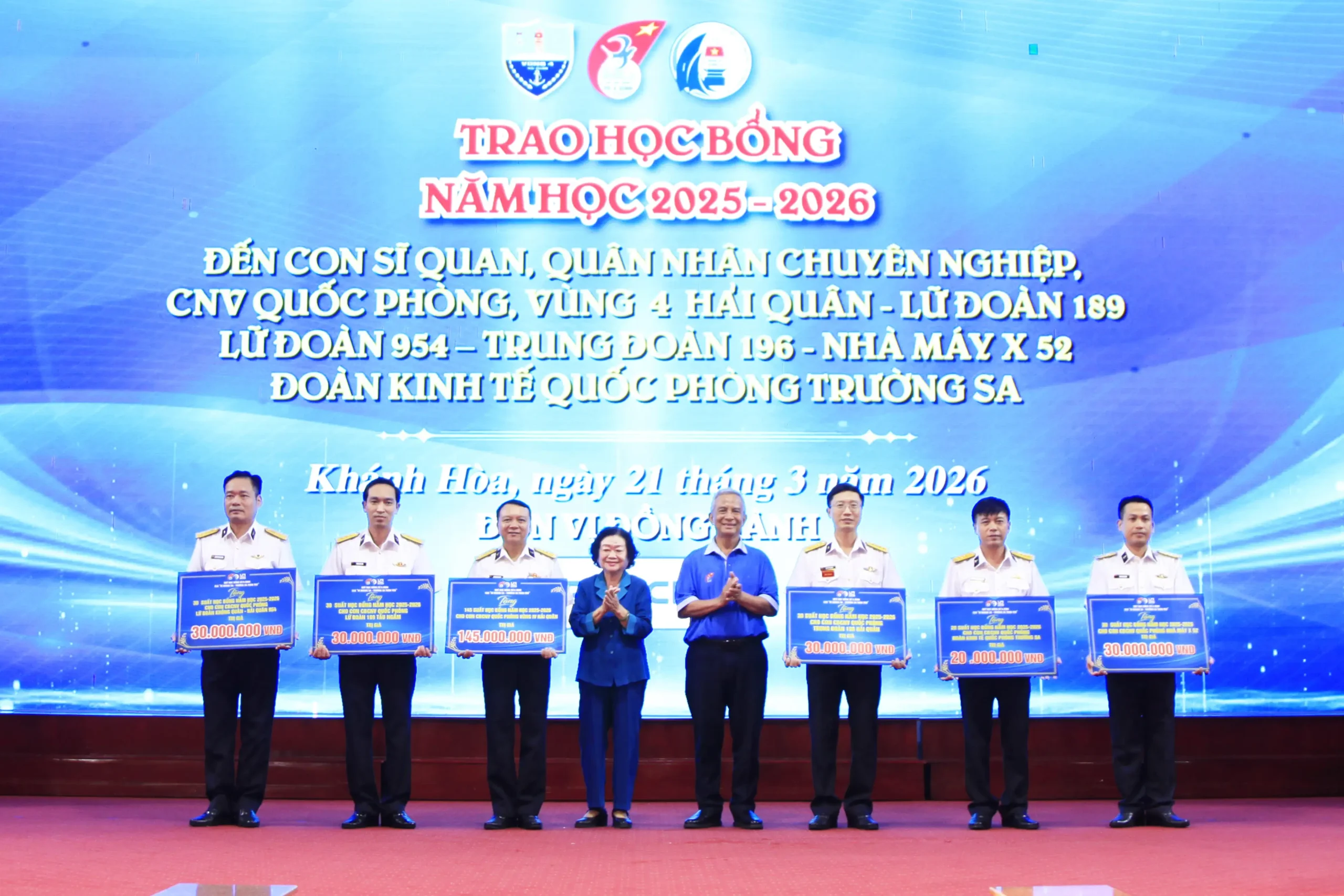 Vùng 4 Hải quân phối hợp trao Học bổng Vừ A Dính tiếp sức con em gia đình quân nhân