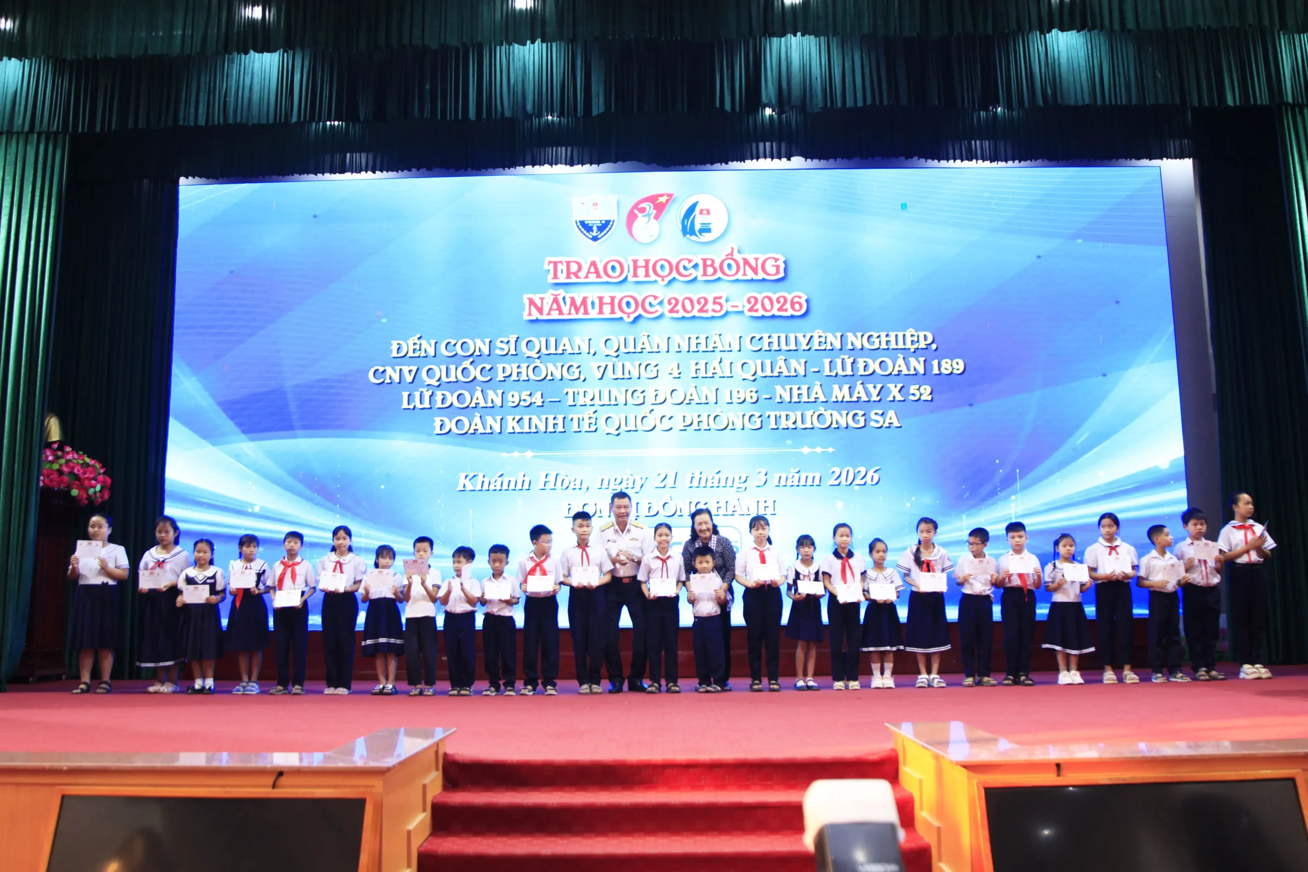 Vùng 4 Hải quân phối hợp trao Học bổng Vừ A Dính tiếp sức con em gia đình quân nhân