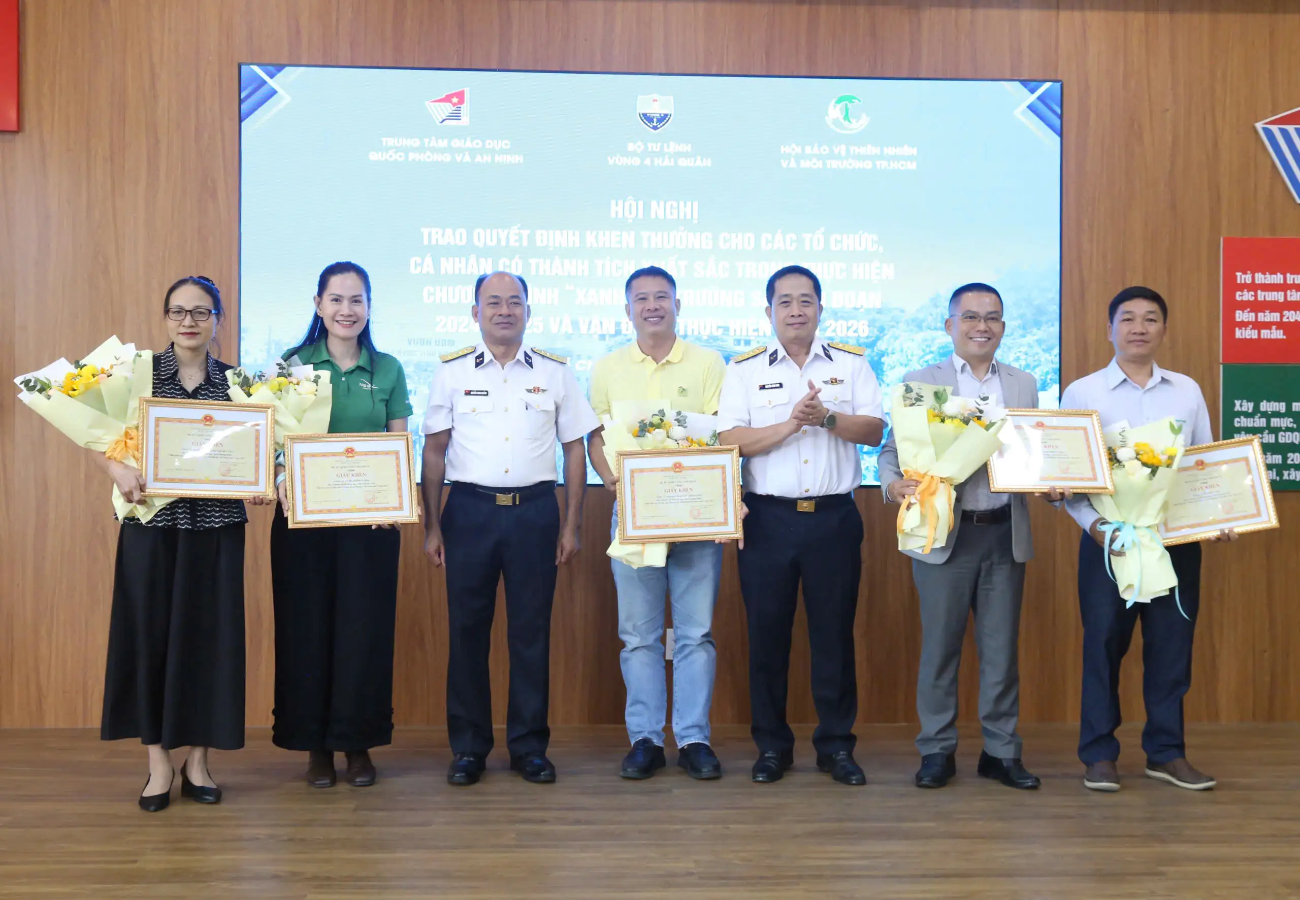 Vùng 4 Hải quân trao quyết định khen thưởng các tập thể, cá nhân tiêu biểu thực hiện chương trình “Xanh hóa Trường Sa”
