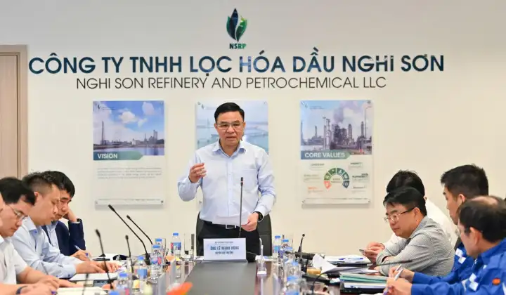 Quyền Bộ trưởng Bộ Công Thương Lê Mạnh Hùng làm việc với Nhà máy Lọc hóa dầu Nghi Sơn