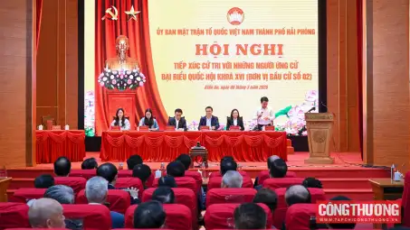 Quyền Bộ trưởng Bộ Công Thương Lê Mạnh Hùng và các ứng cử viên đại biểu Quốc hội khóa XVI tiếp xúc cử tri tại phường Kiến An, Hải Phòng