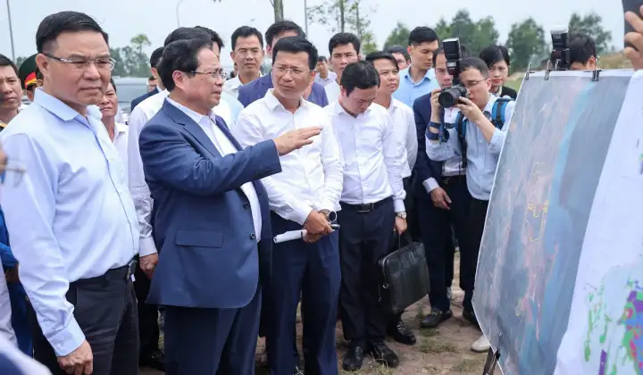 Thủ tướng làm việc tại Nhà máy Lọc hóa dầu Nghi Sơn, khảo sát địa điểm xây kho dầu chiến lược