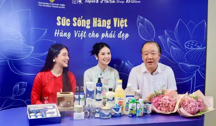Sức sống hàng Việt 2: Cục trưởng Cục Quản lý và Phát triển thị trường trong nước lên sóng livestream bán sản phẩm