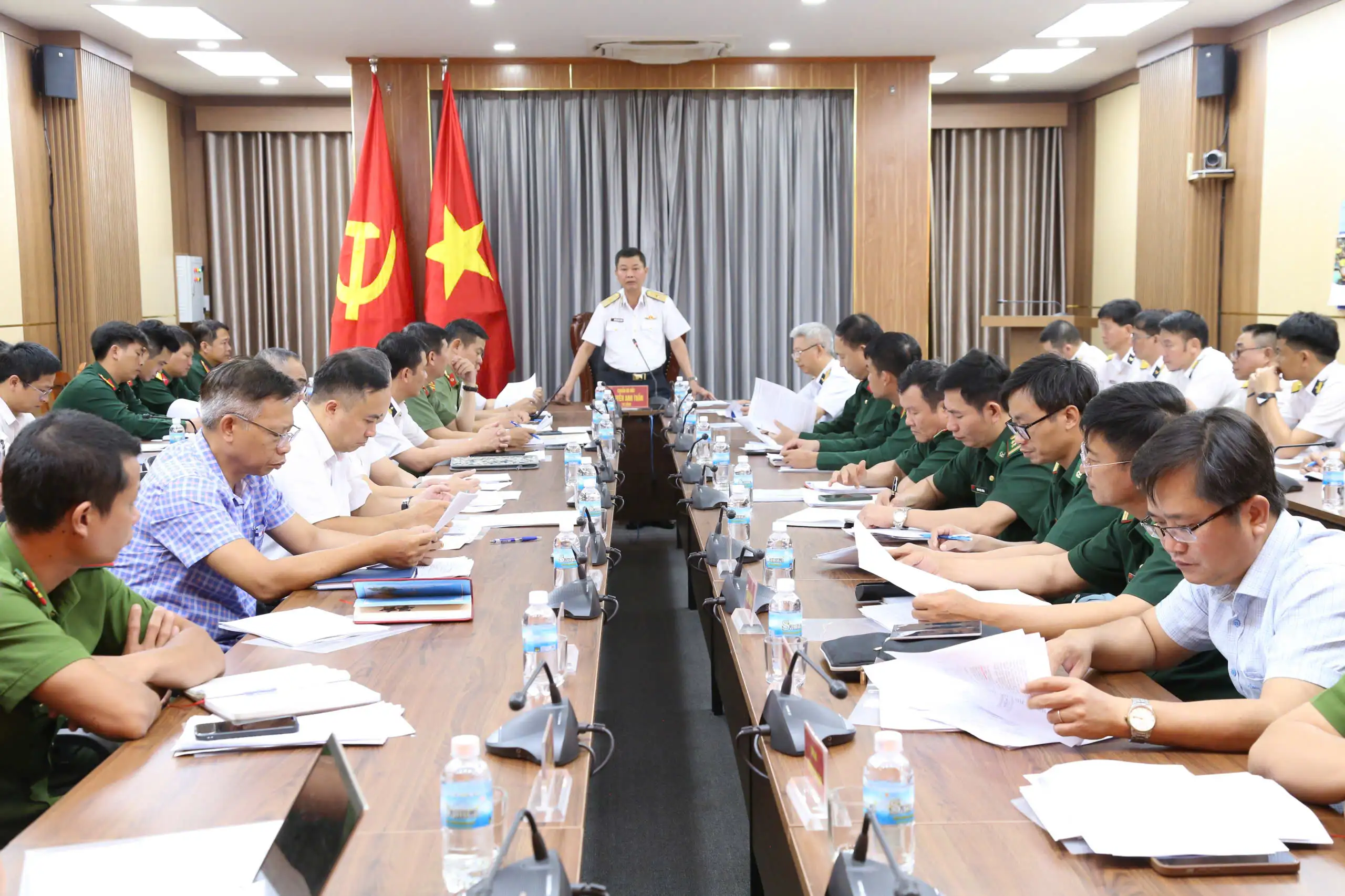 Bộ Tư lệnh Vùng 4 Hải quân tổ chức hội nghị xử lý các vấn đề liên quan đến hoạt động nuôi trồng thủy sản khu vực Vịnh Cam Ranh