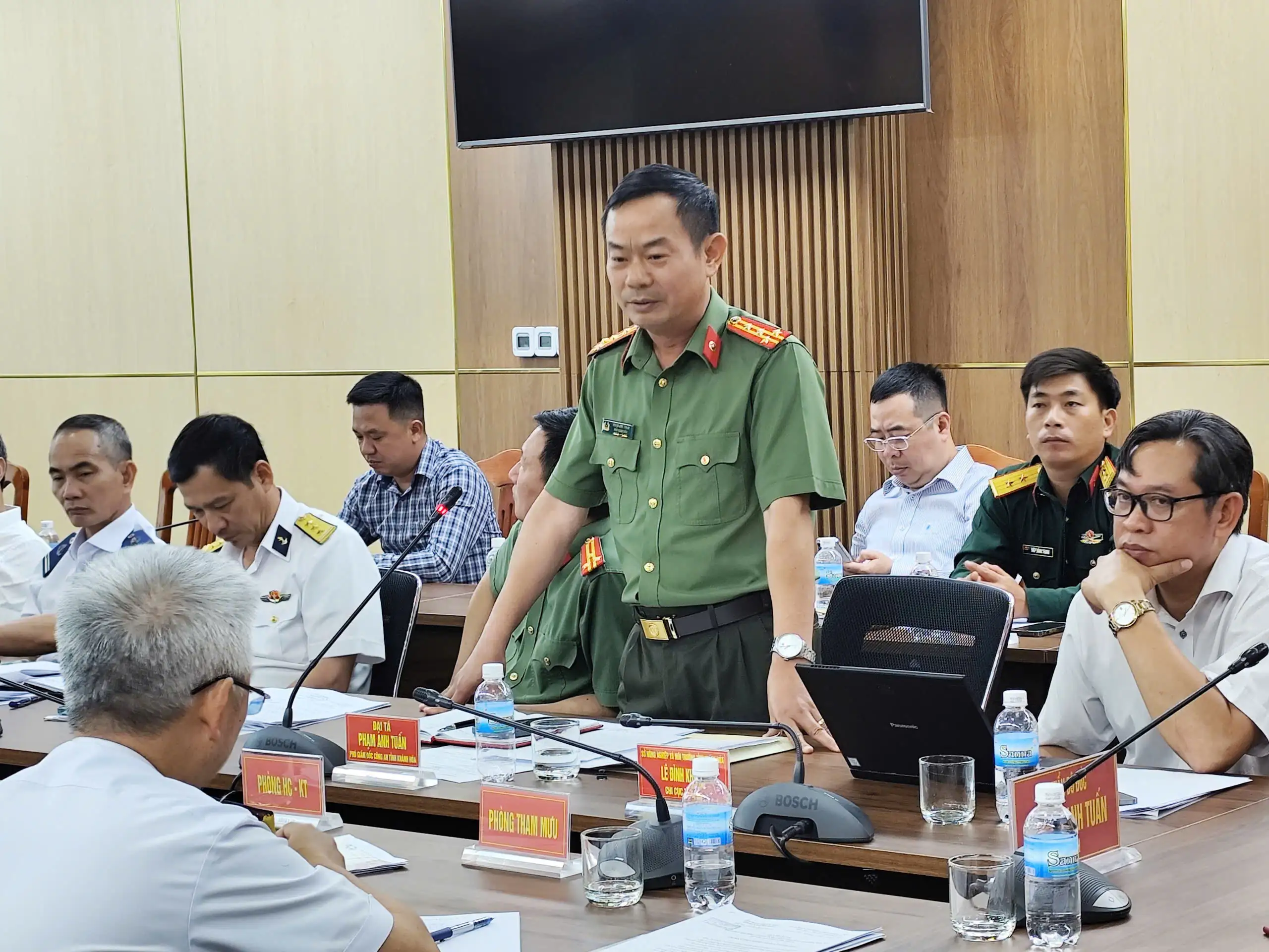Bộ Tư lệnh Vùng 4 Hải quân tổ chức hội nghị xử lý các vấn đề liên quan đến hoạt động nuôi trồng thủy sản khu vực Vịnh Cam Ranh 3 Bộ Tư lệnh Vùng 4 Hải quân tổ chức hội nghị xử lý các vấn đề liên quan đến hoạt động nuôi trồng thủy sản khu vực Vịnh Cam Ranh
