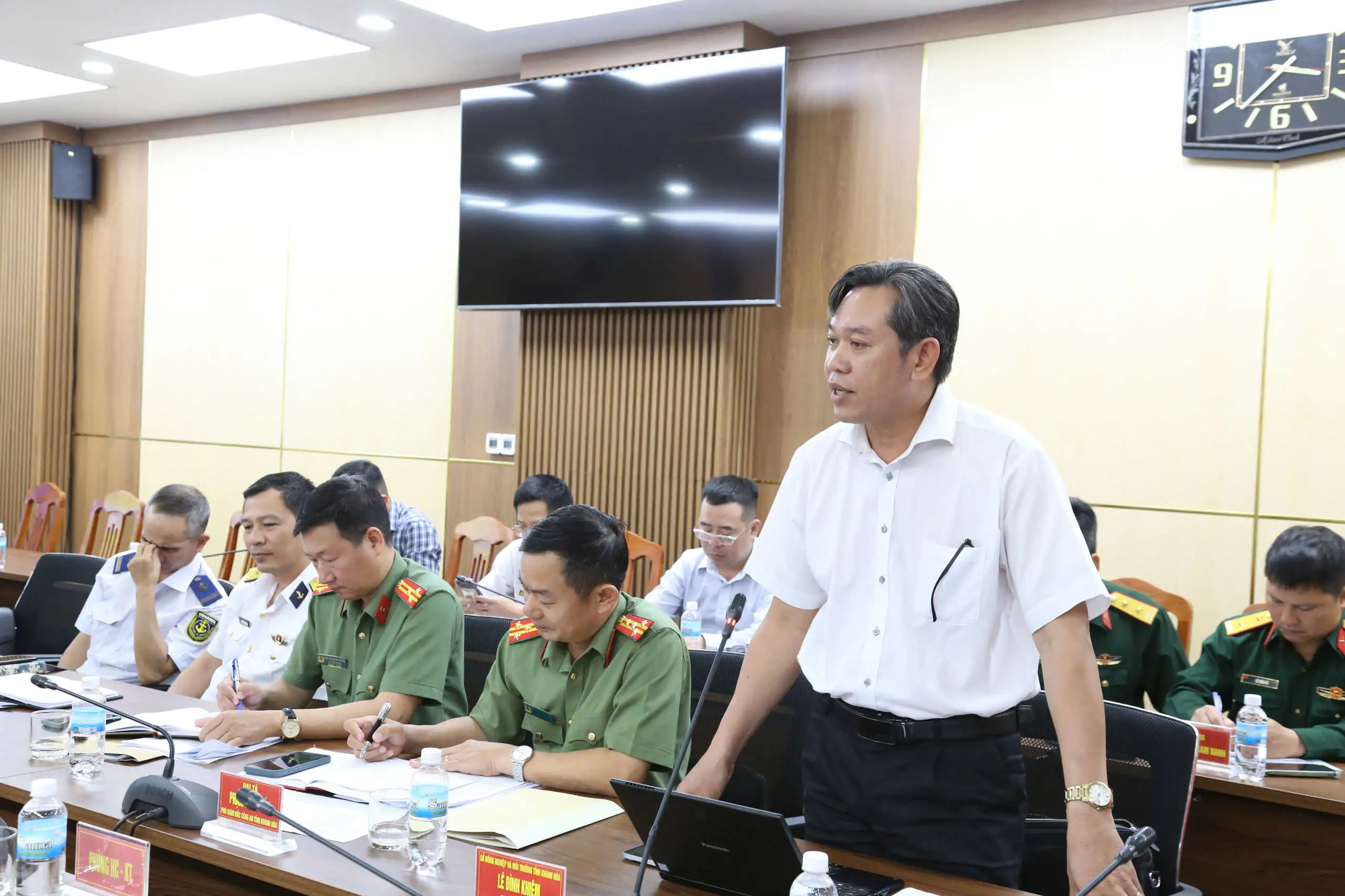 Bộ Tư lệnh Vùng 4 Hải quân tổ chức hội nghị xử lý các vấn đề liên quan đến hoạt động nuôi trồng thủy sản khu vực Vịnh Cam Ranh 4 Bộ Tư lệnh Vùng 4 Hải quân tổ chức hội nghị xử lý các vấn đề liên quan đến hoạt động nuôi trồng thủy sản khu vực Vịnh Cam Ranh