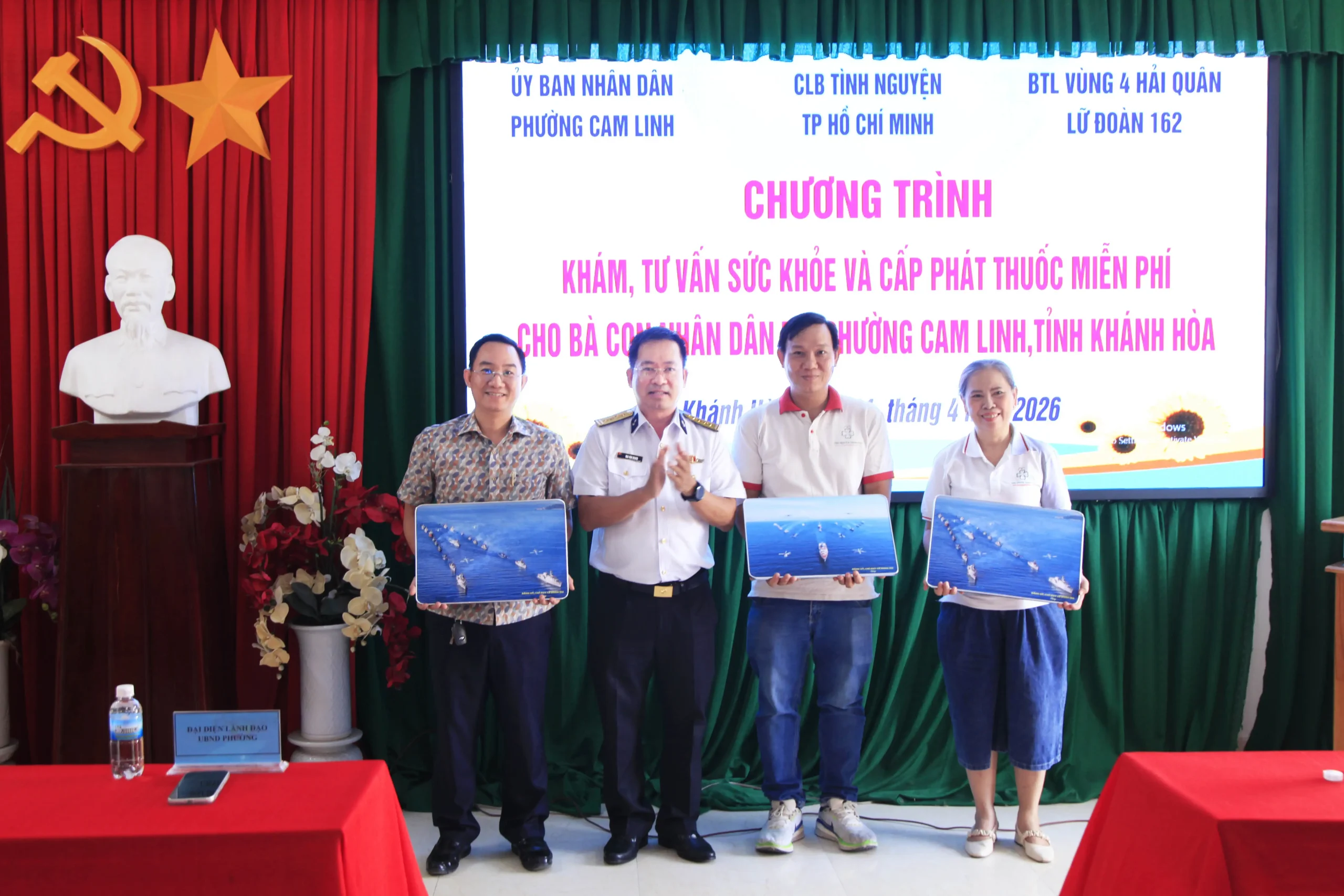 Gần 1000 người dân phường Cam Linh được khám bệnh, tư vấn sức khoẻ và cấp phát thuốc miễn phí