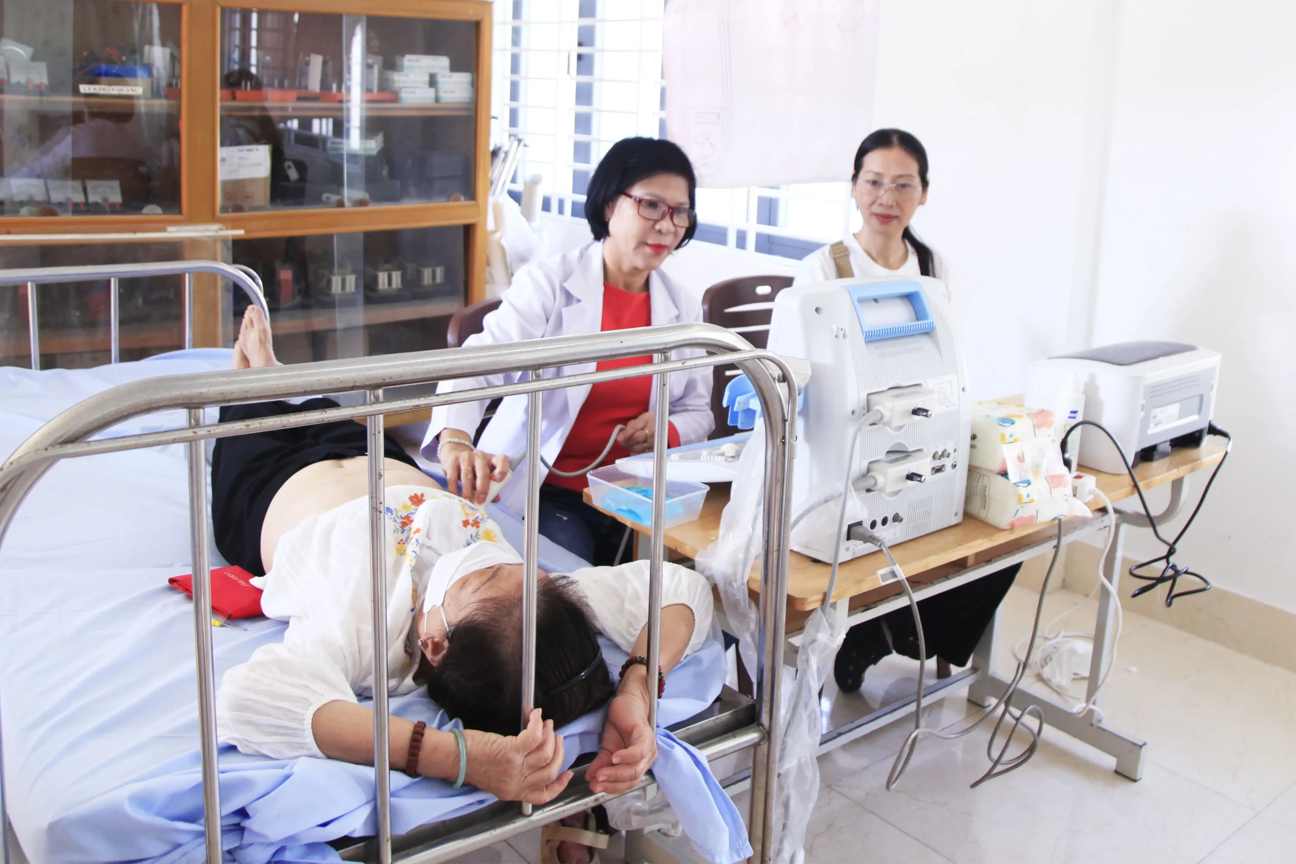 Gần 1000 người dân phường Cam Linh được khám bệnh, tư vấn sức khoẻ và cấp phát thuốc miễn phí