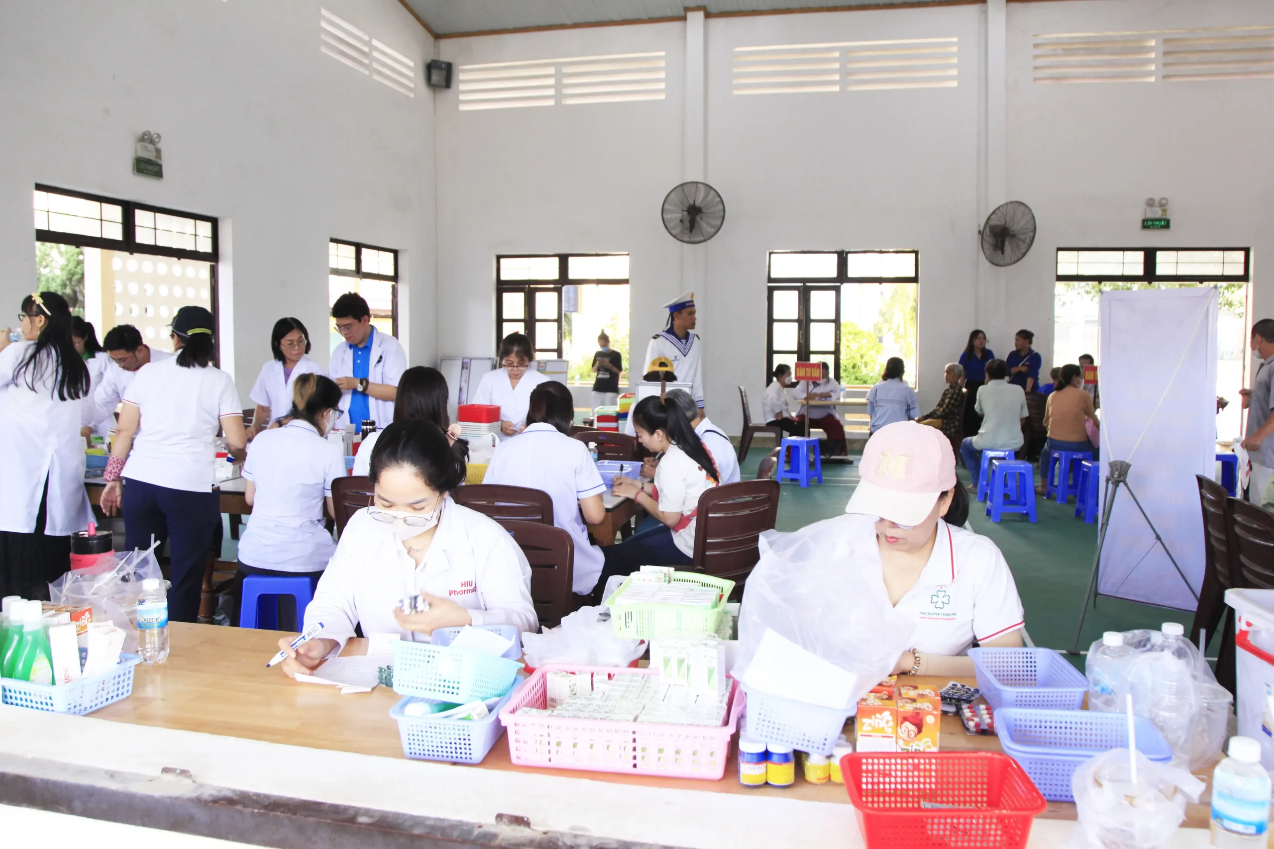 Gần 1000 người dân phường Cam Linh được khám bệnh, tư vấn sức khoẻ và cấp phát thuốc miễn phí