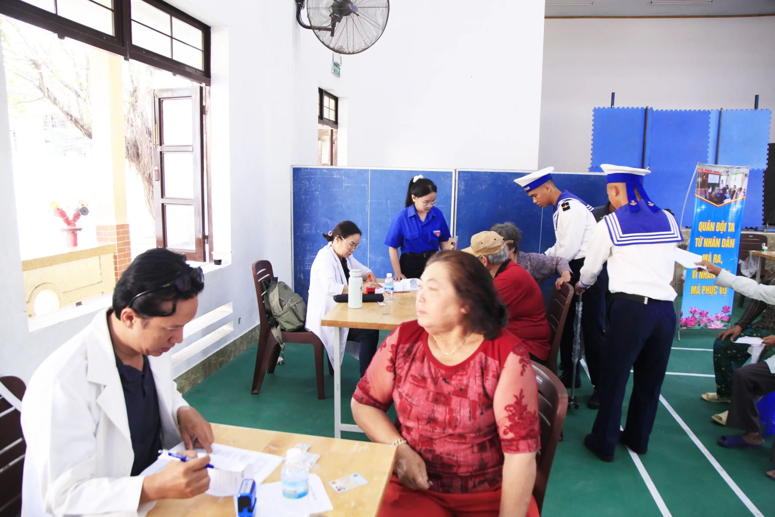 Gần 1000 người dân phường Cam Linh được khám bệnh, tư vấn sức khoẻ và cấp phát thuốc miễn phí