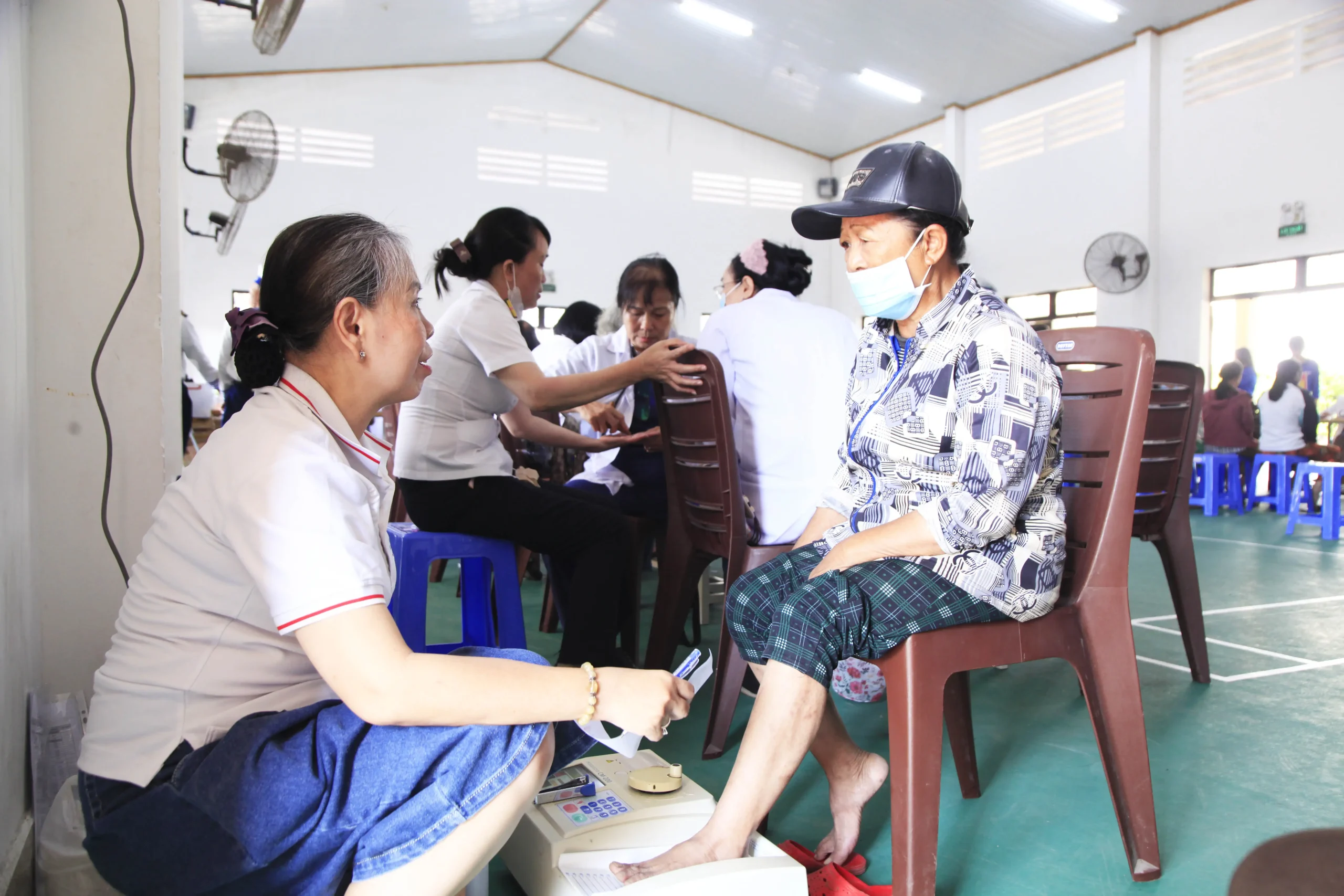 Gần 1000 người dân phường Cam Linh được khám bệnh, tư vấn sức khoẻ và cấp phát thuốc miễn phí