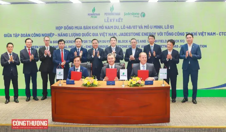 Petrovietnam ký kết và trao các văn kiện Dự án phát triển mỏ Nam Du, Lô 46/07 và mỏ U Minh, Lô 51