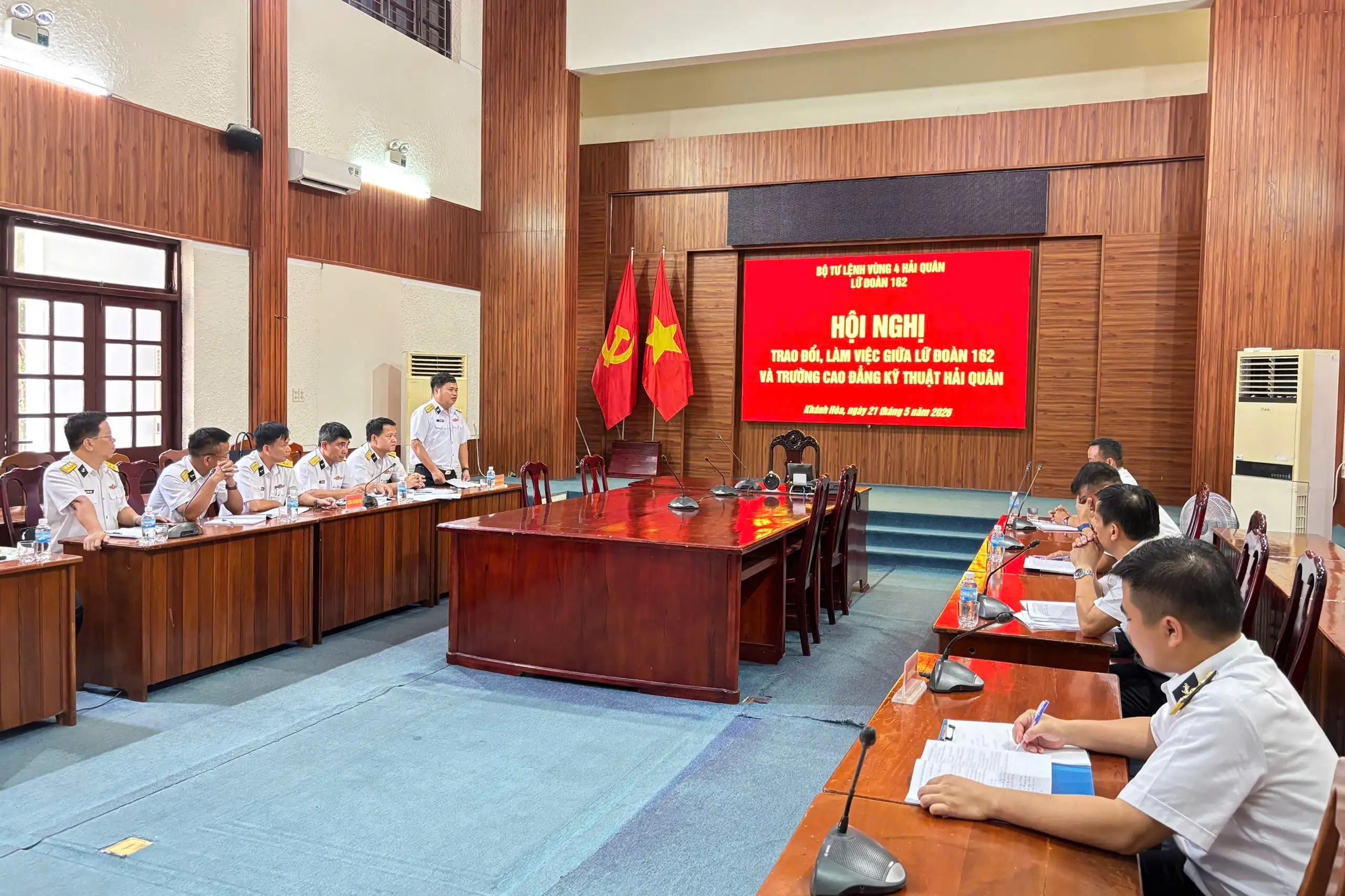 Trường Cao đẳng kỹ thuật Hải quân trao đổi, làm việc với Lữ đoàn 162