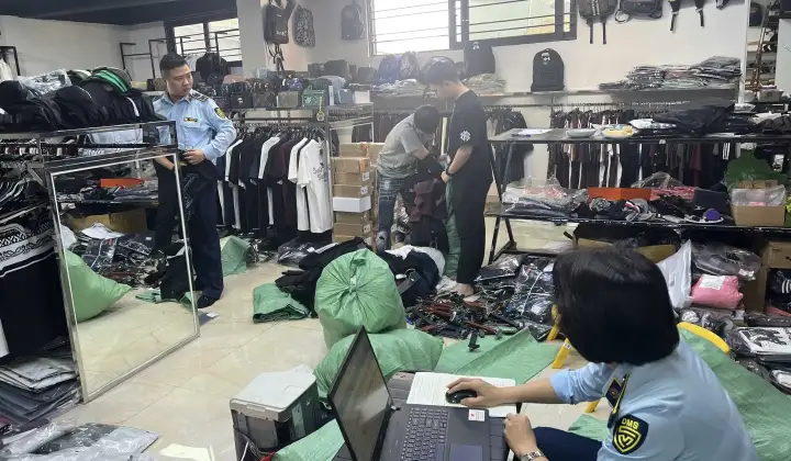 Hà Nội tạm giữ hàng nghìn sản phẩm thời trang nghi giả mạo nhiều thương hiệu nổi tiếng