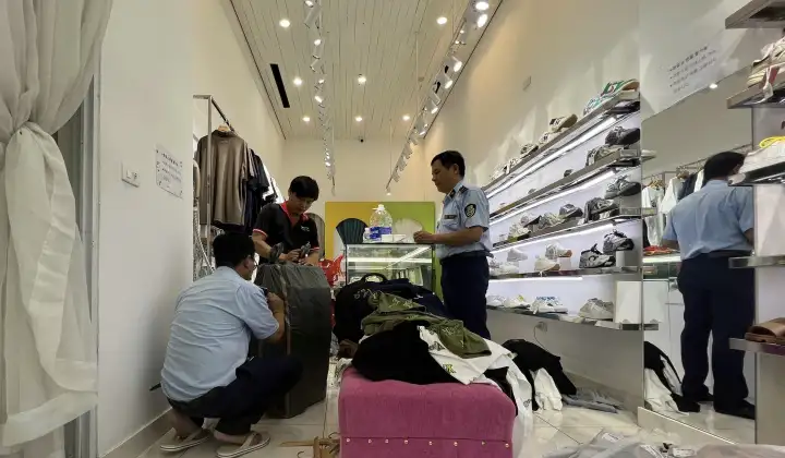 Tạm giữ hơn 700 sản phẩm nghi giả mạo hàng hiệu tại khu đô thị Mỹ Đình – Mễ Trì