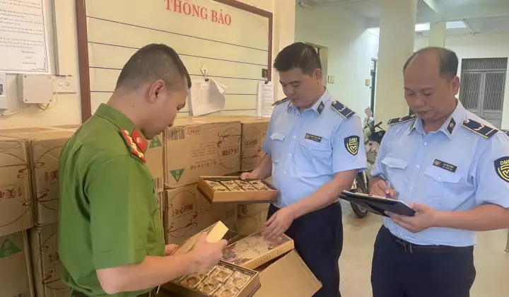 Công an Hà Nội khởi tố 14 vụ buôn lậu, gian lận thương mại trong tháng 4