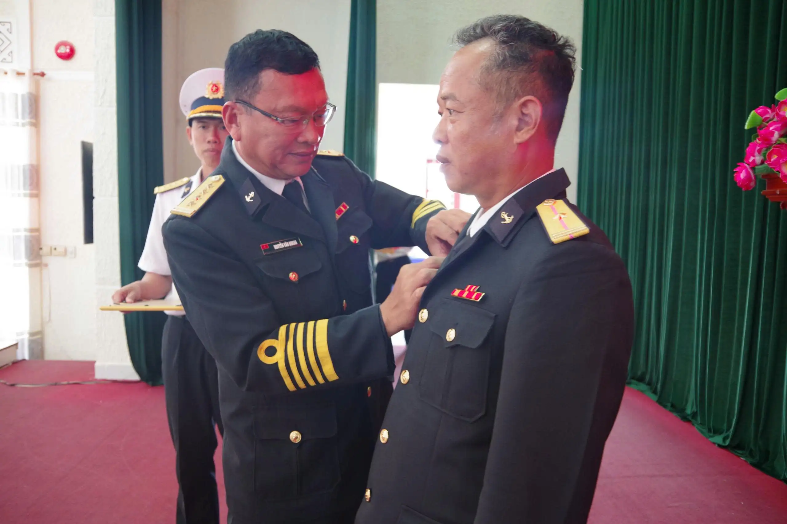 Trung tâm Bảo đảm kỹ thuật 719 trao tặng Huy hiệu 30 năm tuổi Đảng 2 Trung tâm Bảo đảm kỹ thuật 719 trao tặng Huy hiệu 30 năm tuổi Đảng
