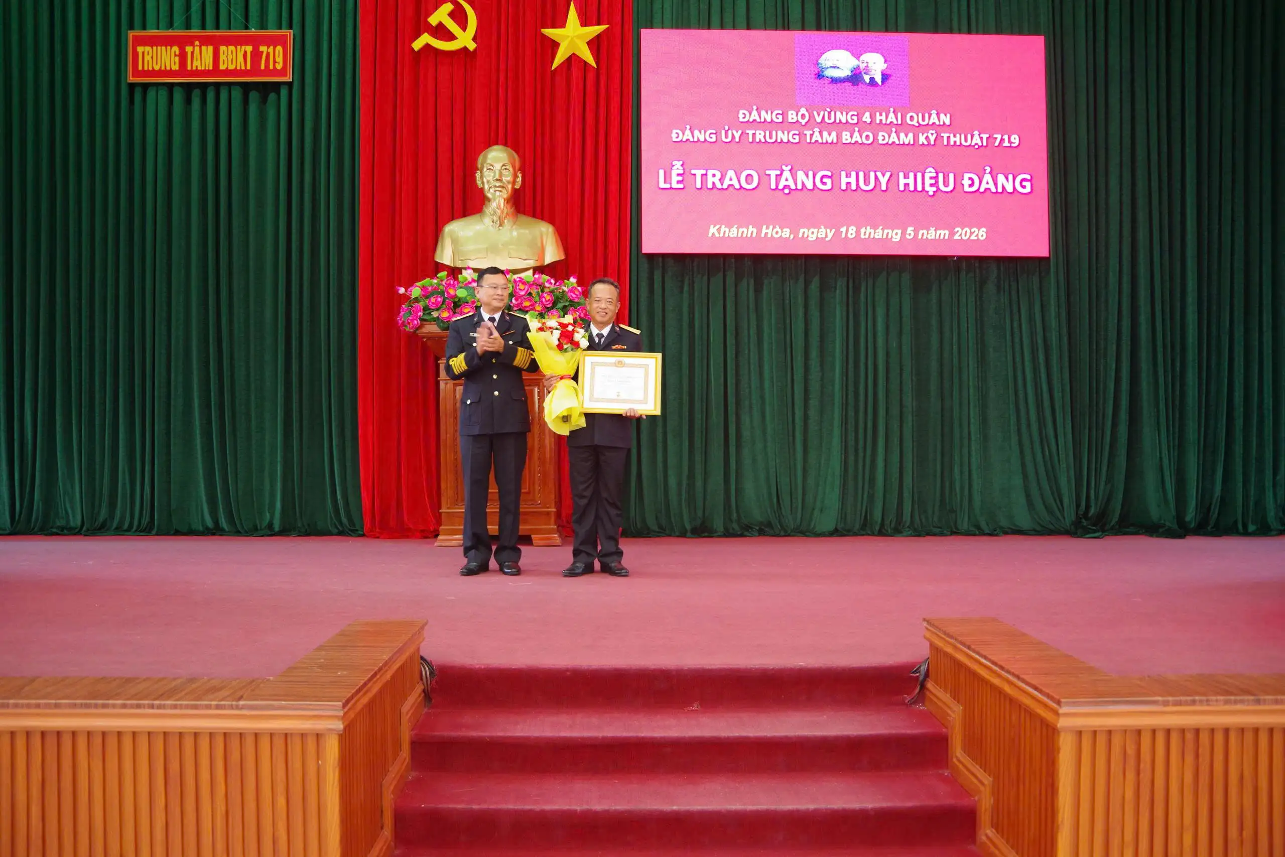 Trung tâm Bảo đảm kỹ thuật 719 trao tặng Huy hiệu 30 năm tuổi Đảng