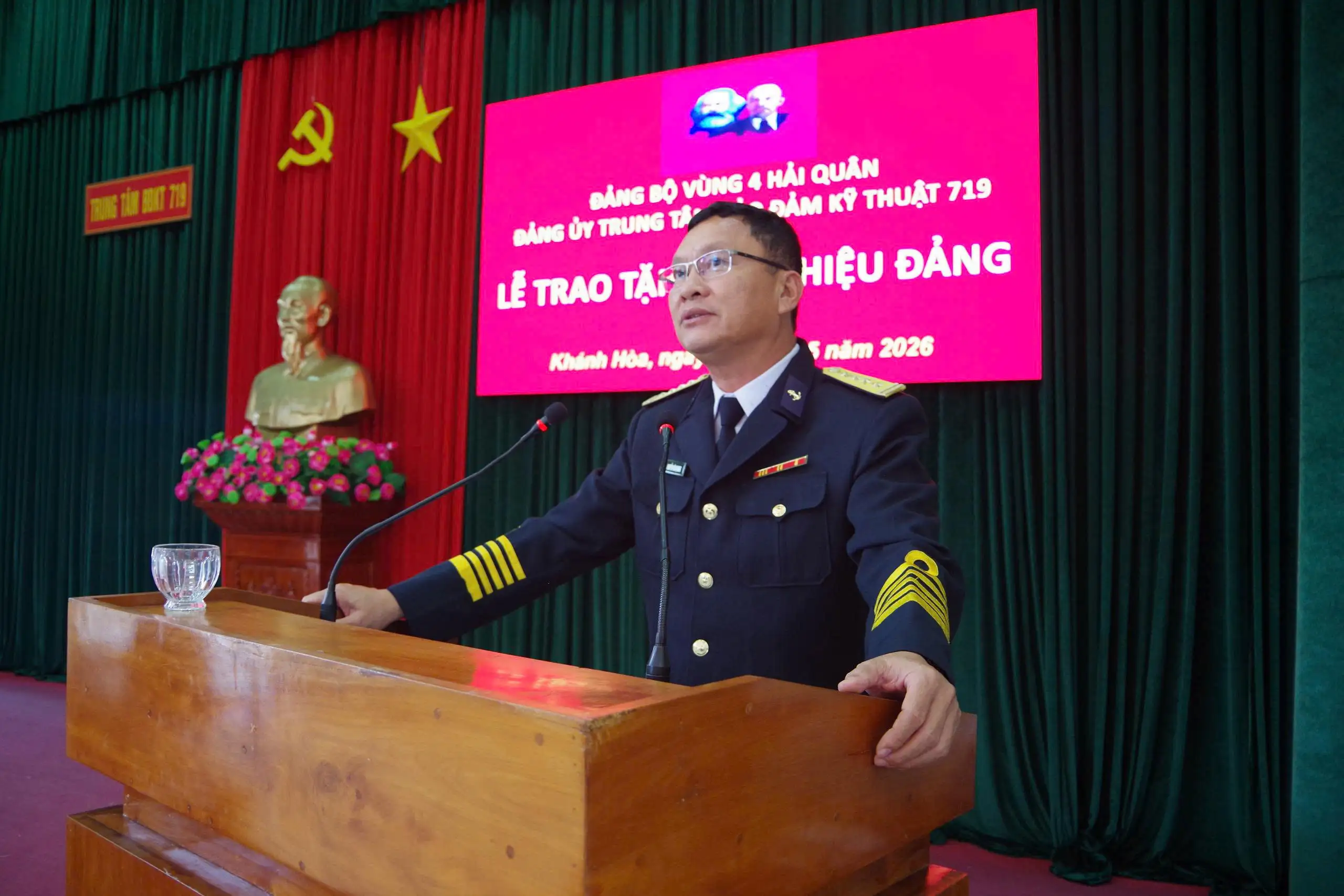 Trung tâm Bảo đảm kỹ thuật 719 trao tặng Huy hiệu 30 năm tuổi Đảng 1 Trung tâm Bảo đảm kỹ thuật 719 trao tặng Huy hiệu 30 năm tuổi Đảng
