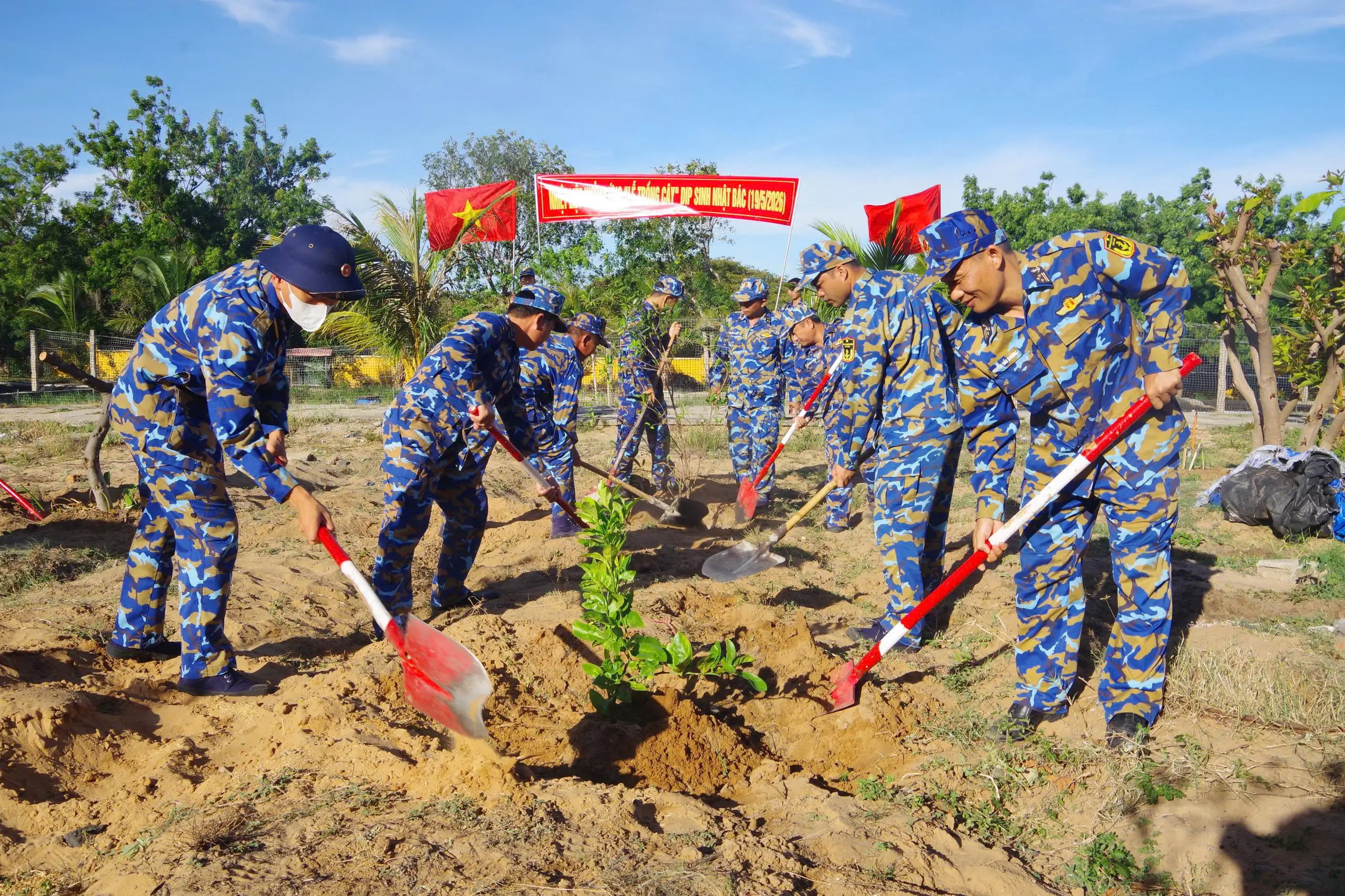Trung tâm Bảo đảm Kỹ thuật 719 tổ chức “Tết trồng cây đời đời nhớ ơn Bác Hồ”