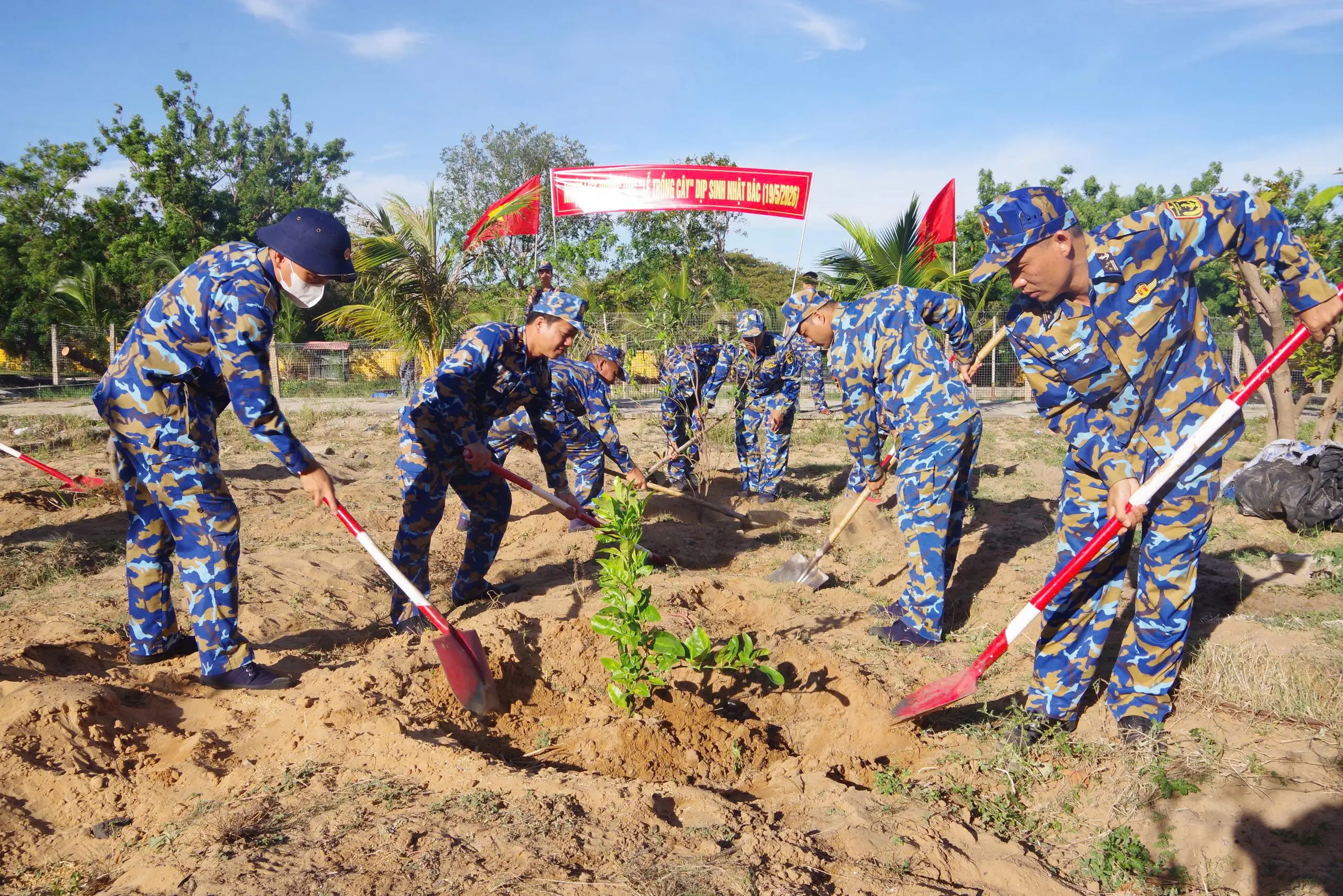 Trung tâm Bảo đảm Kỹ thuật 719 tổ chức “Tết trồng cây đời đời nhớ ơn Bác Hồ” 2 Trung tâm Bảo đảm Kỹ thuật 719 tổ chức “Tết trồng cây đời đời nhớ ơn Bác Hồ”