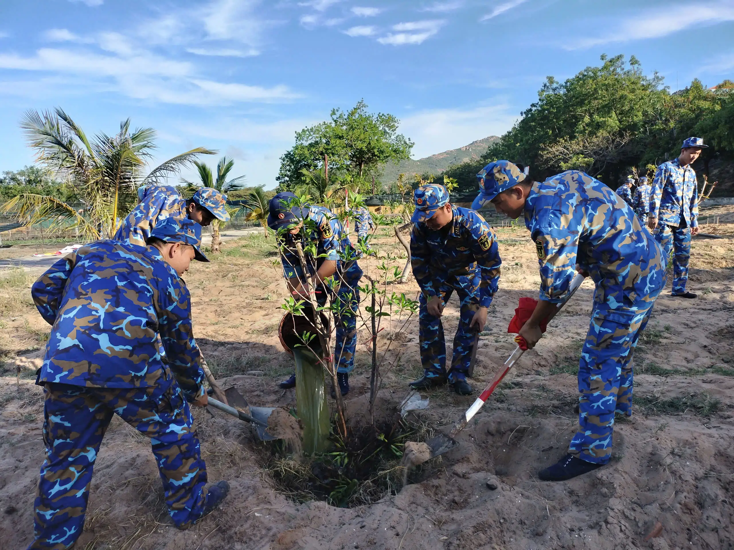 Trung tâm Bảo đảm Kỹ thuật 719 tổ chức “Tết trồng cây đời đời nhớ ơn Bác Hồ” 3 Trung tâm Bảo đảm Kỹ thuật 719 tổ chức “Tết trồng cây đời đời nhớ ơn Bác Hồ”