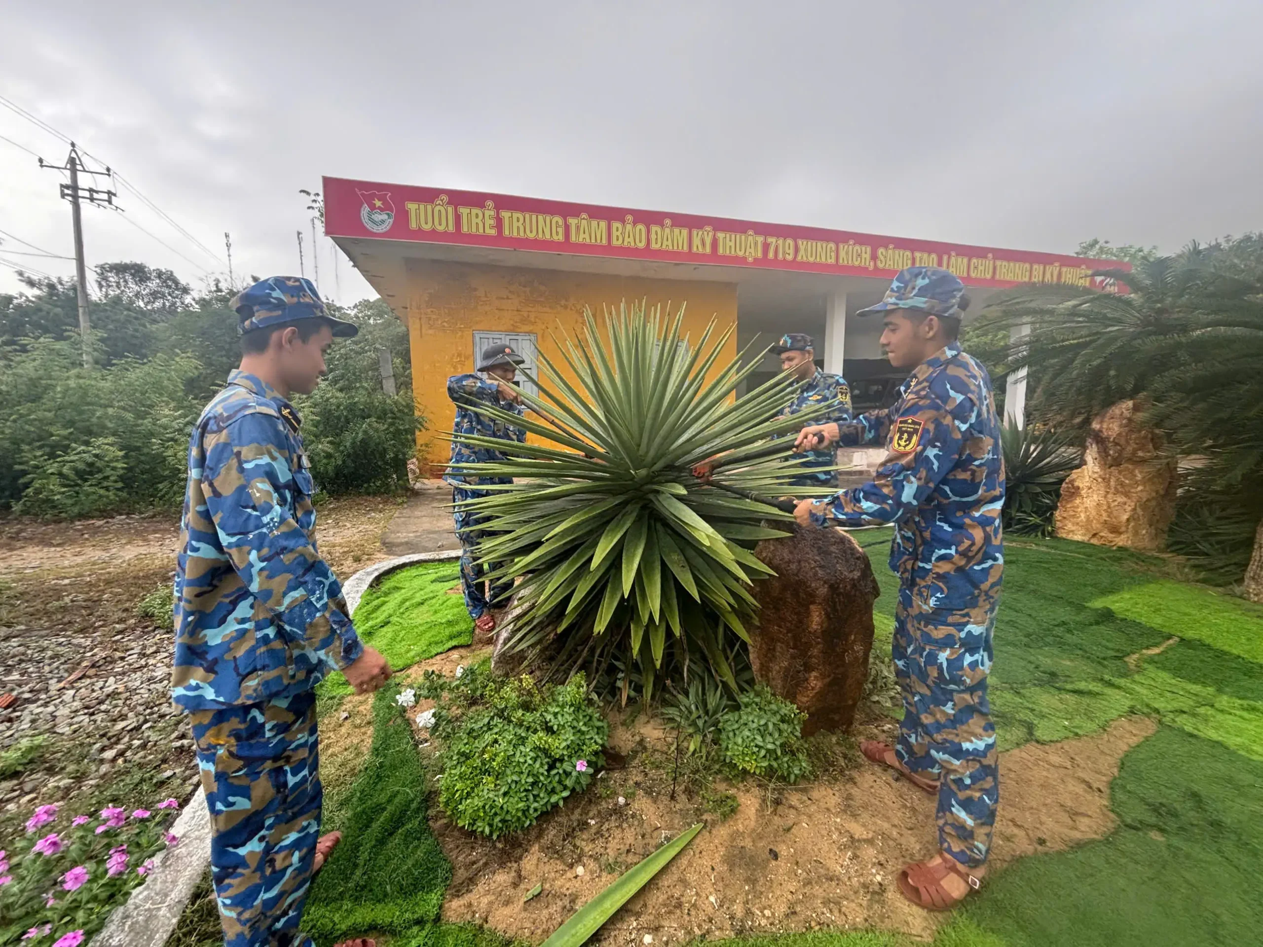 Tuổi trẻ Trung tâm Bảo đảm kỹ thuật 719 sôi nổi hưởng ứng Ngày môi trường thế giới 2 Tuổi trẻ Trung tâm Bảo đảm kỹ thuật 719 sôi nổi hưởng ứng Ngày môi trường thế giới