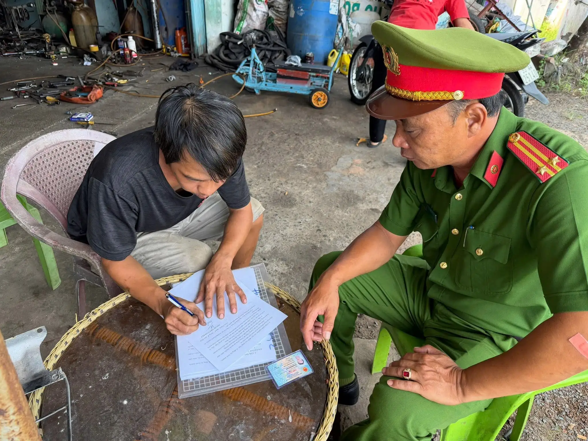 Công an phường Chơn Thành ra quân kiểm tra, xử lý các cơ sở “độ chế” xe trên địa bàn