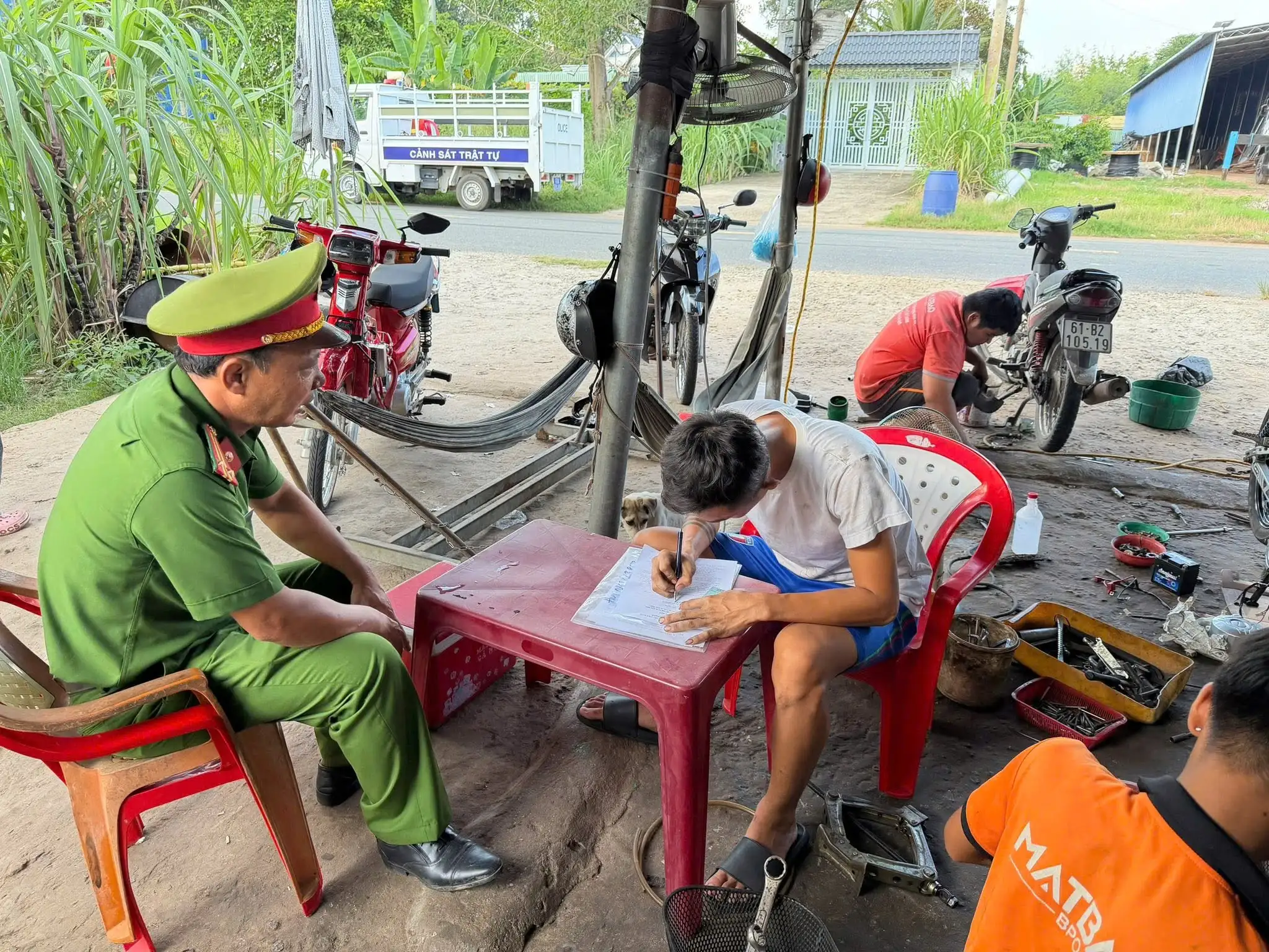 Công an phường Chơn Thành ra quân kiểm tra, xử lý các cơ sở “độ chế” xe trên địa bàn