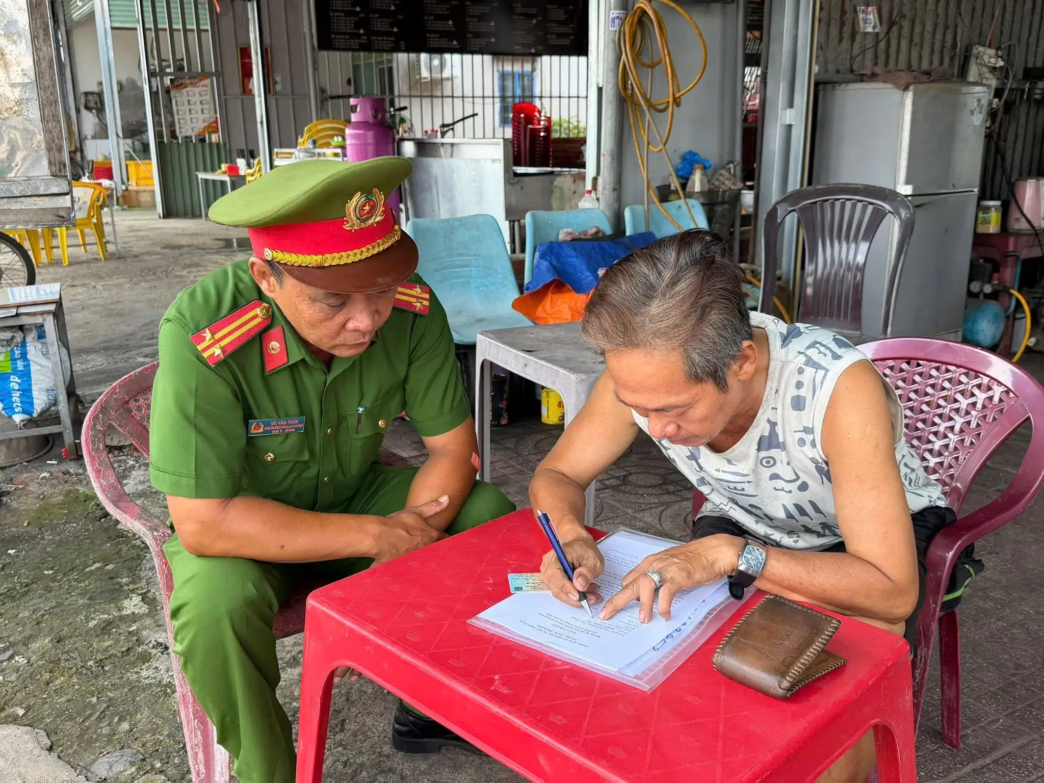 Công an phường Chơn Thành ra quân kiểm tra, xử lý các cơ sở “độ chế” xe trên địa bàn