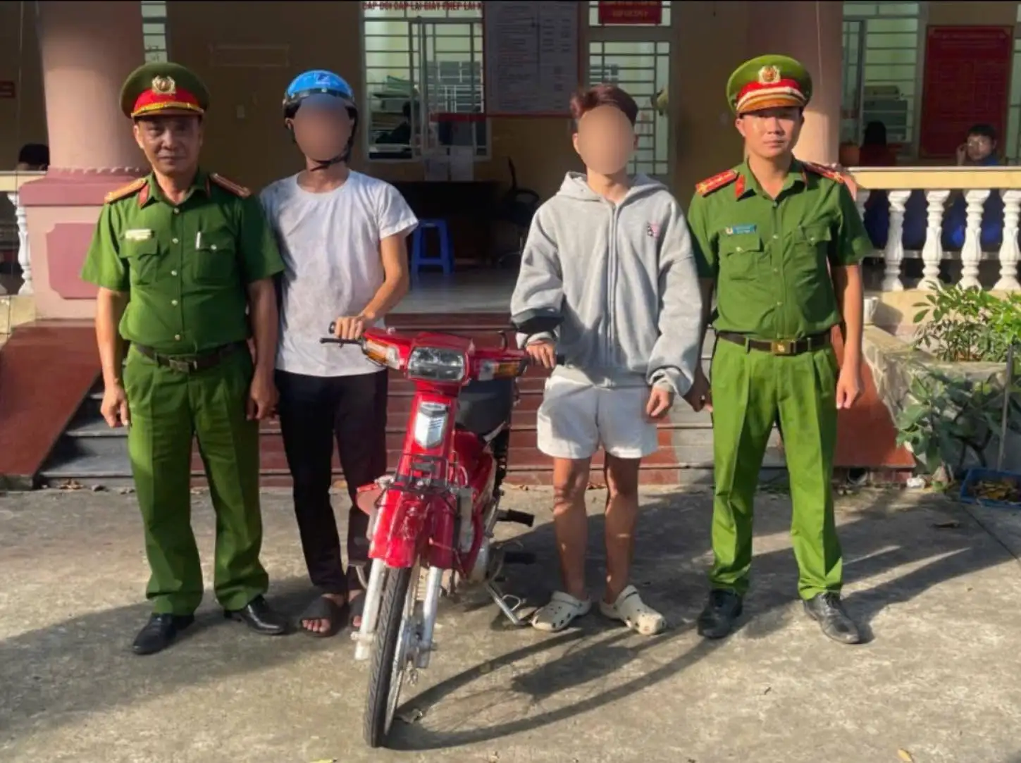 Công an phường Chơn Thành ra quân kiểm tra, xử lý các cơ sở “độ chế” xe trên địa bàn