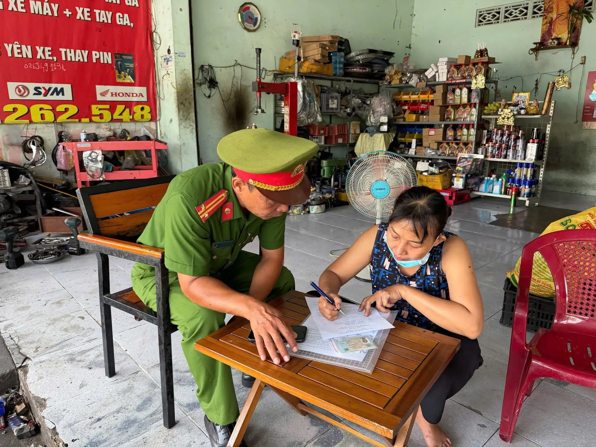 Công an phường Chơn Thành ra quân kiểm tra, xử lý các cơ sở “độ chế” xe trên địa bàn