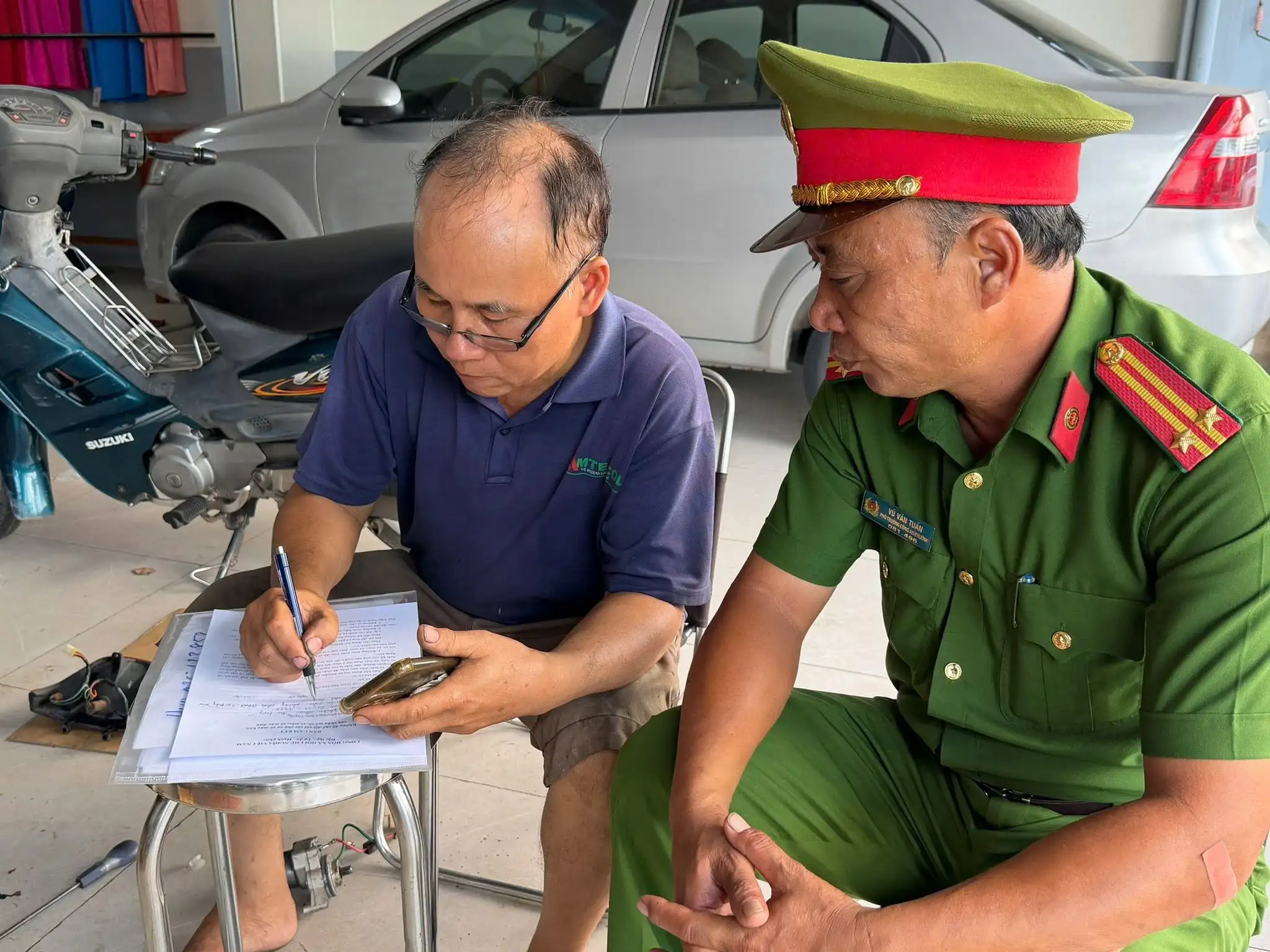 Công an phường Chơn Thành ra quân kiểm tra, xử lý các cơ sở “độ chế” xe trên địa bàn