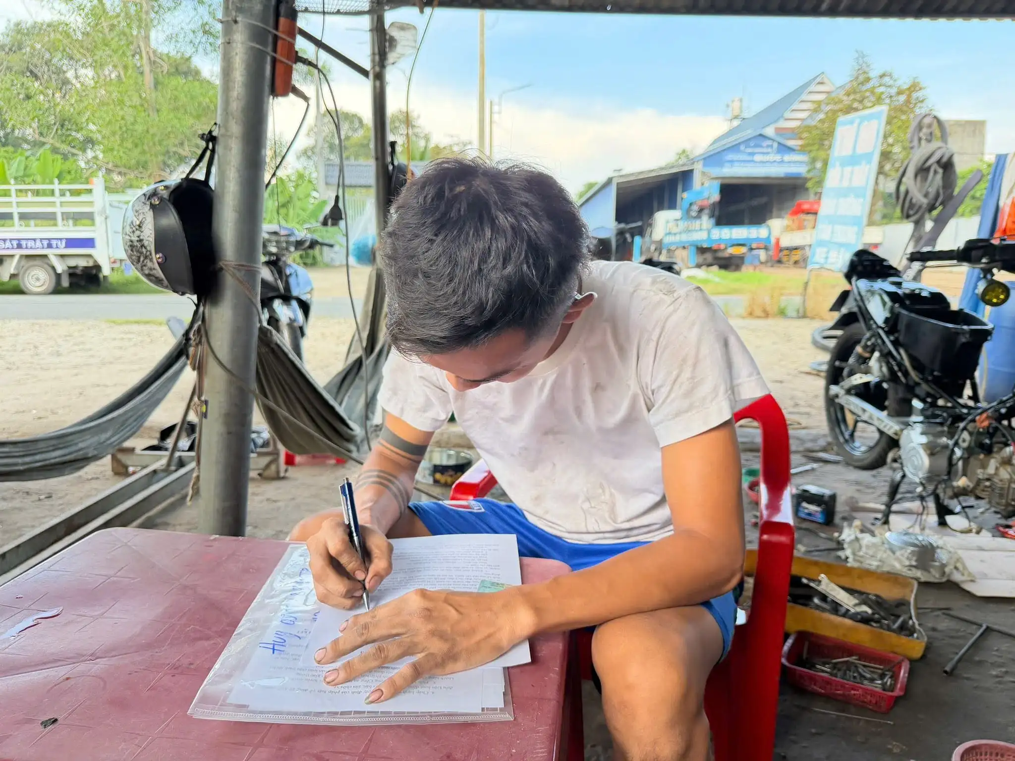 Công an phường Chơn Thành ra quân kiểm tra, xử lý các cơ sở “độ chế” xe trên địa bàn