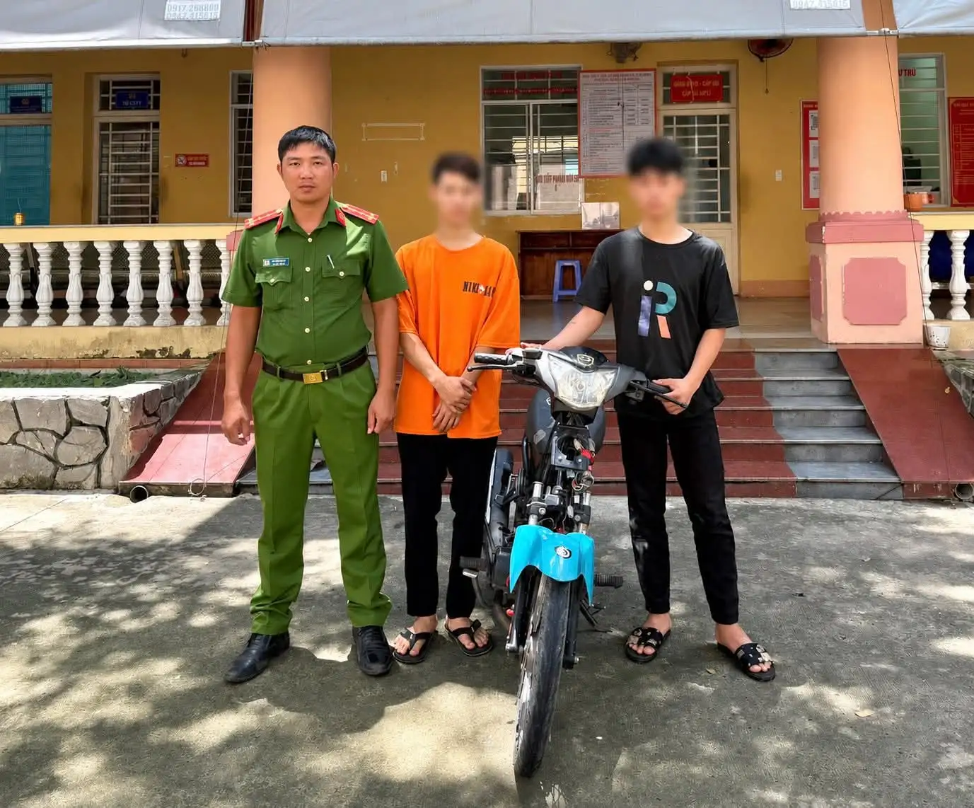CÔNG AN PHƯỜNG CHƠN THÀNH KỊP THỜI BẮT GIỮ THANH NIÊN ĐI XE ĐỘ CHẾ, NẸT BÔ GÂY MẤT AN NINH TRẬT TỰ 1 CÔNG AN PHƯỜNG CHƠN THÀNH KỊP THỜI BẮT GIỮ THANH NIÊN ĐI XE ĐỘ CHẾ, NẸT BÔ GÂY MẤT AN NINH TRẬT TỰ