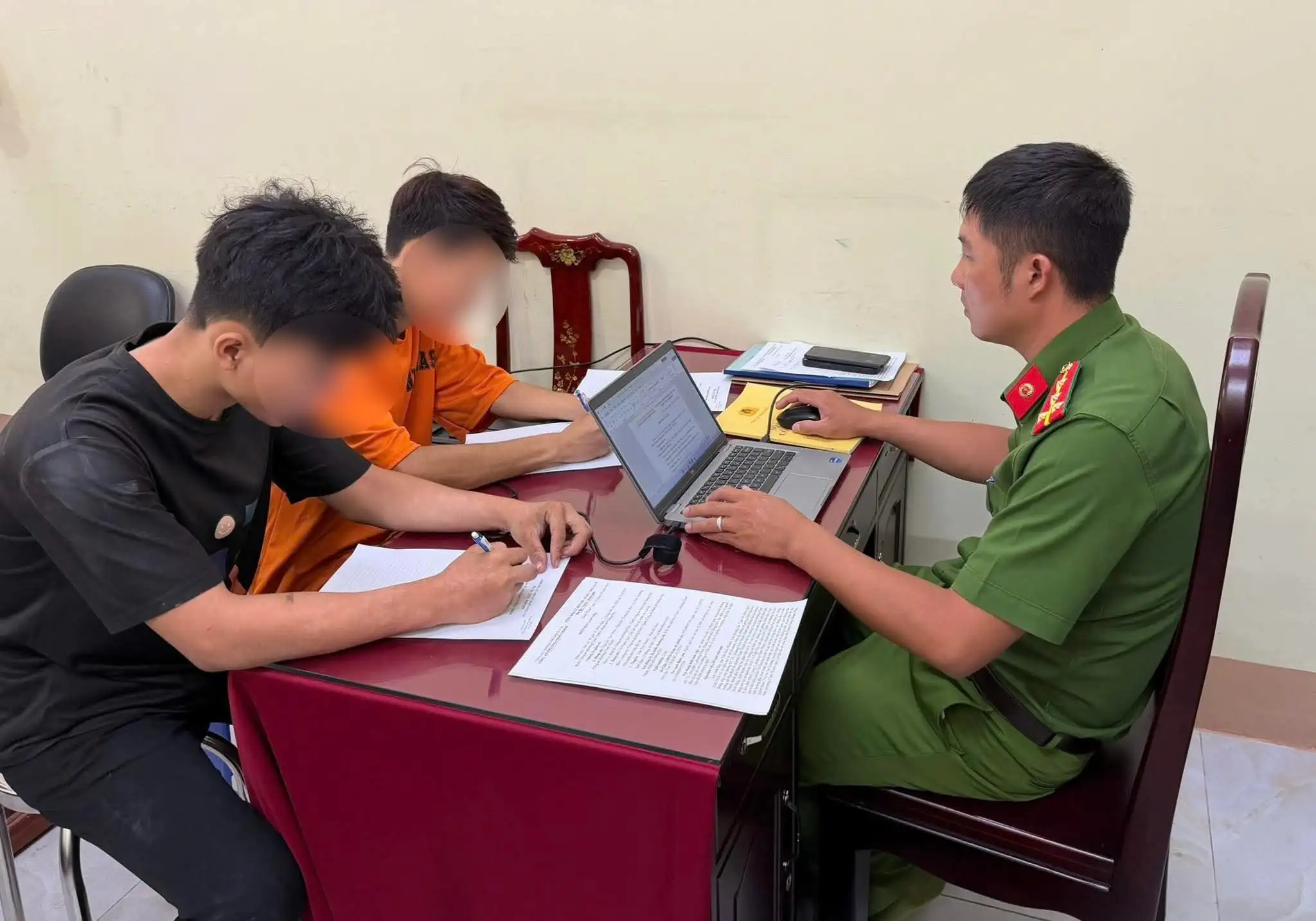 CÔNG AN PHƯỜNG CHƠN THÀNH KỊP THỜI BẮT GIỮ THANH NIÊN ĐI XE ĐỘ CHẾ, NẸT BÔ GÂY MẤT AN NINH TRẬT TỰ 2 CÔNG AN PHƯỜNG CHƠN THÀNH KỊP THỜI BẮT GIỮ THANH NIÊN ĐI XE ĐỘ CHẾ, NẸT BÔ GÂY MẤT AN NINH TRẬT TỰ