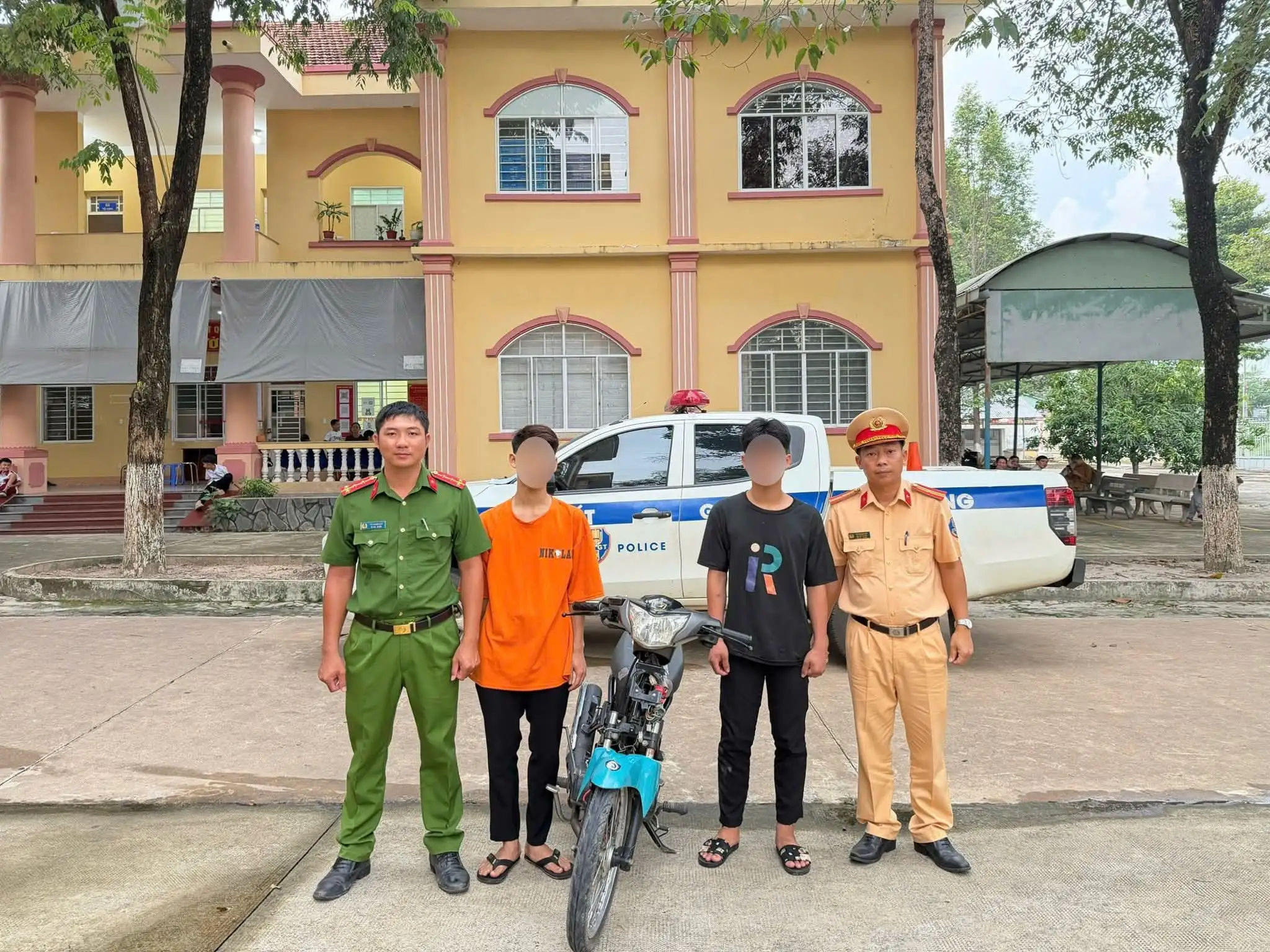 CÔNG AN PHƯỜNG CHƠN THÀNH KỊP THỜI BẮT GIỮ THANH NIÊN ĐI XE ĐỘ CHẾ, NẸT BÔ GÂY MẤT AN NINH TRẬT TỰ