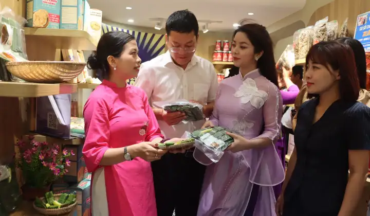 “Huế thương” tại Sức sống hàng Việt thu hút đông đảo sự quan tâm của người tiêu dùng Thủ đô