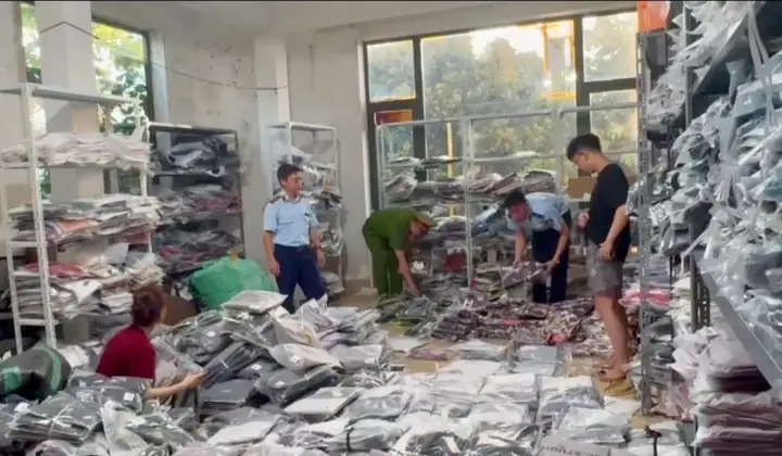 Phát hiện hơn 2.500 sản phẩm quần áo thời trang nghi giả mạo nhãn hiệu tại Ninh Hiệp