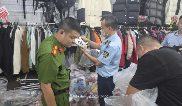 Tạm giữ hơn 2.600 sản phẩm thời trang nghi giả mạo nhãn hiệu nổi tiếng