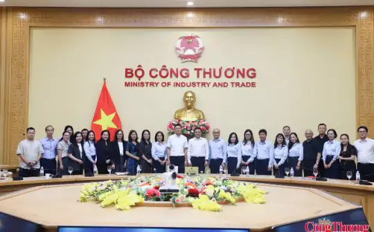 Bộ trưởng Lê Mạnh Hùng làm việc với Ủy ban Cạnh tranh Quốc gia và Cục Phòng vệ thương mại