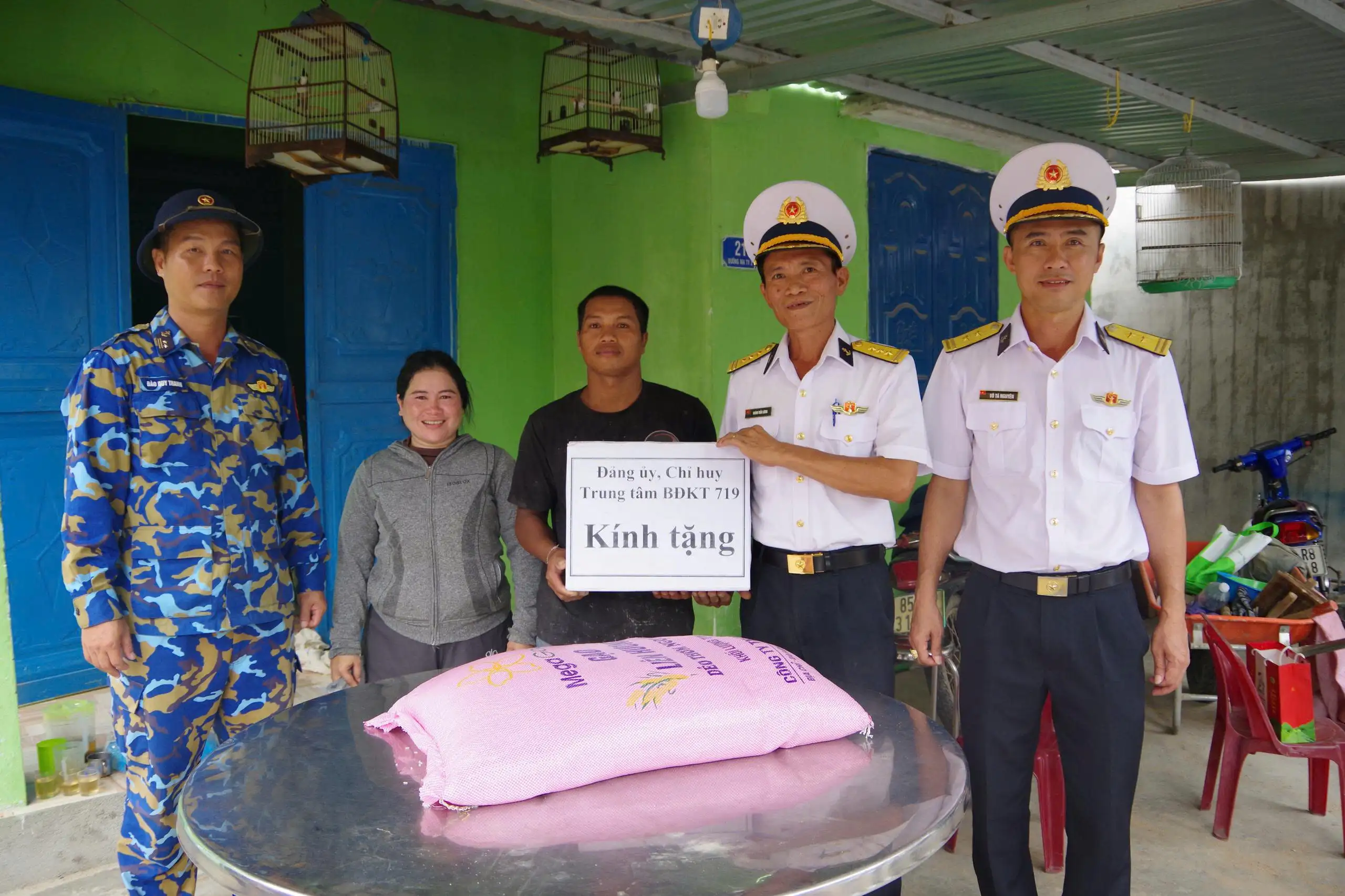 Trung tâm Bảo đảm kỹ thuật 719 đẩy nhanh tiến độ xây nhà cho nhân dân 2 Trung tâm Bảo đảm kỹ thuật 719 đẩy nhanh tiến độ xây nhà cho nhân dân