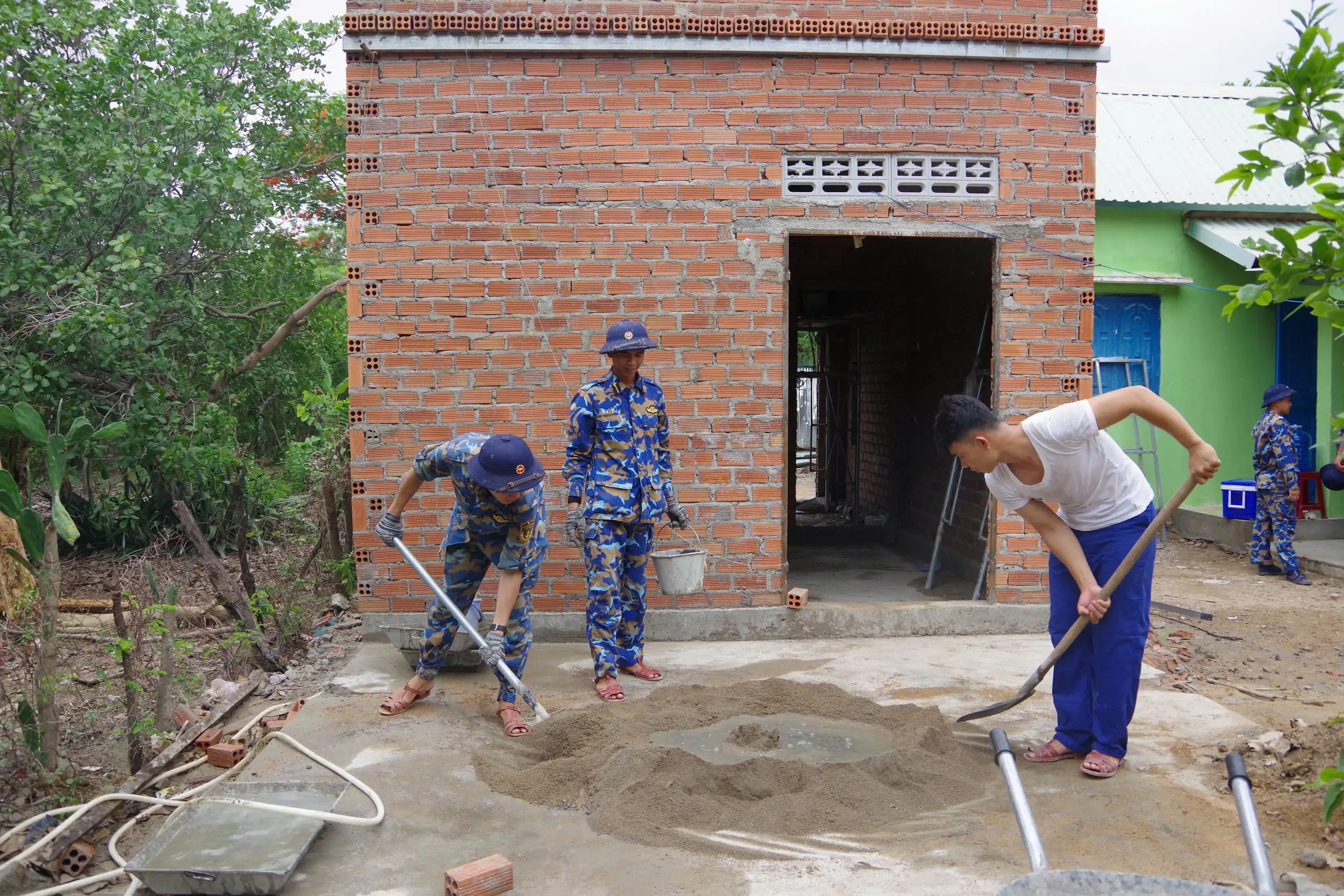 Trung tâm Bảo đảm kỹ thuật 719 đẩy nhanh tiến độ xây nhà cho nhân dân
