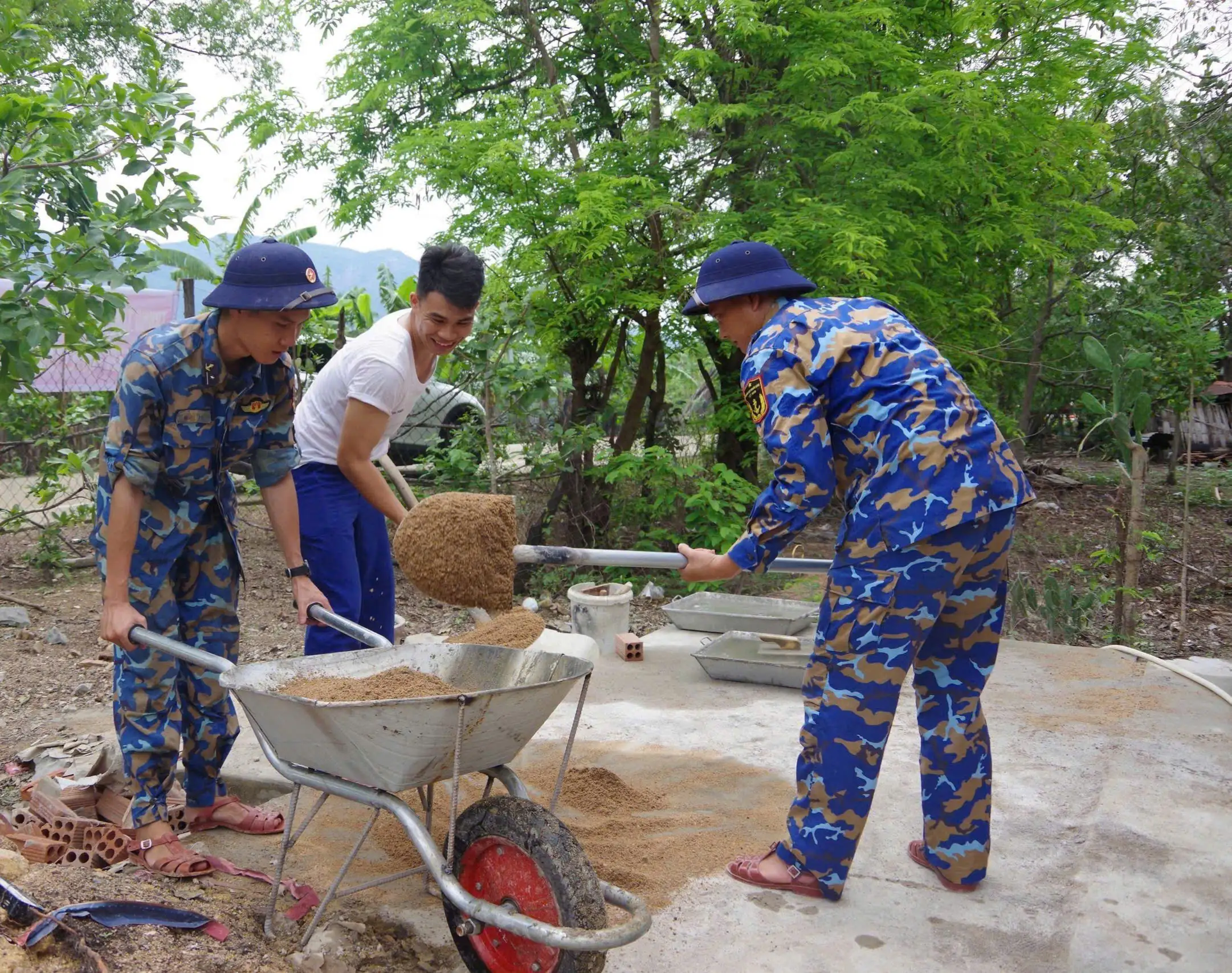 Trung tâm Bảo đảm kỹ thuật 719 đẩy nhanh tiến độ xây nhà cho nhân dân 5 Trung tâm Bảo đảm kỹ thuật 719 đẩy nhanh tiến độ xây nhà cho nhân dân